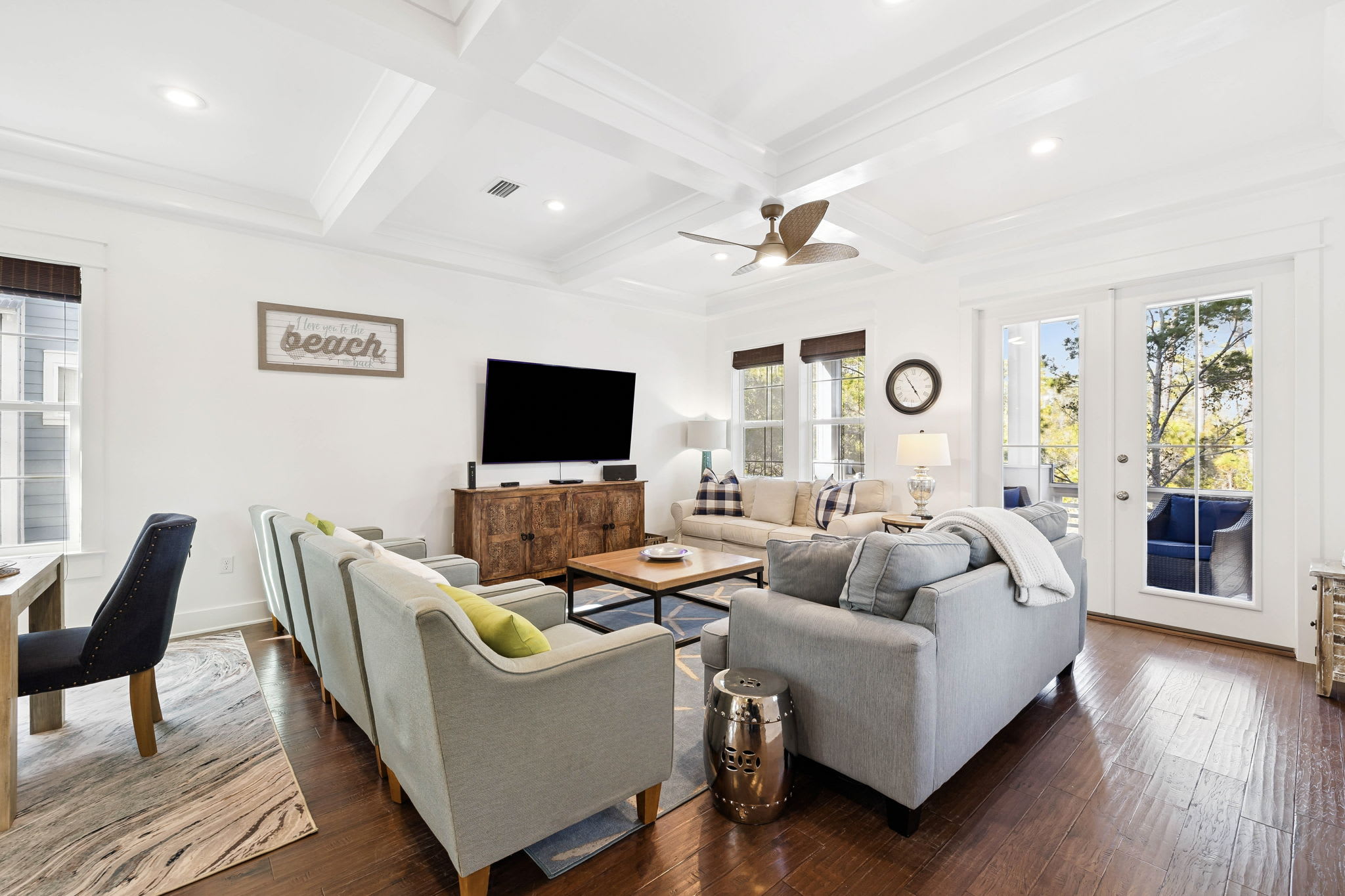 Spacious Living Area with Ample Seating