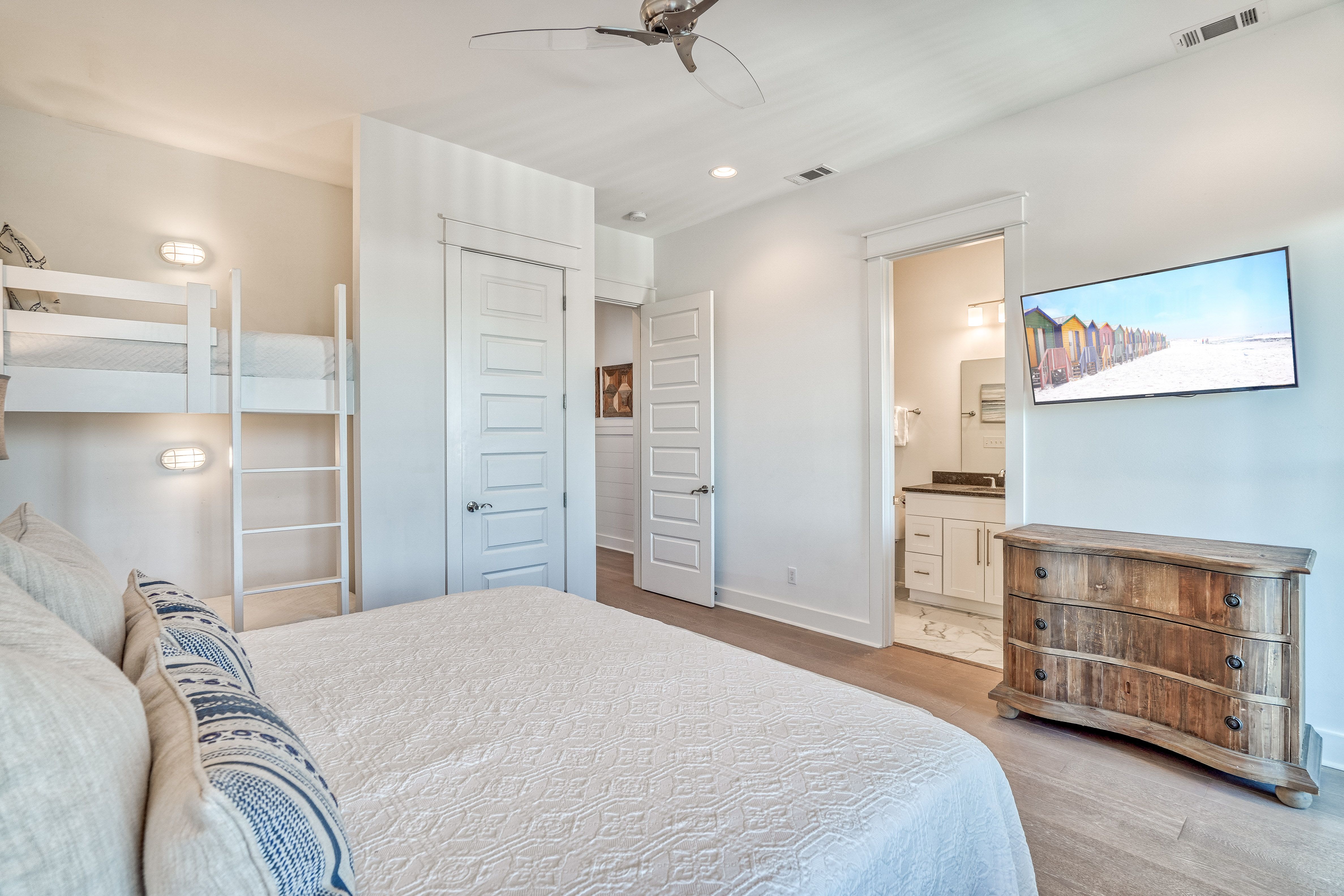 King Guest Suite - Flat-Screen TV & Balcony Access