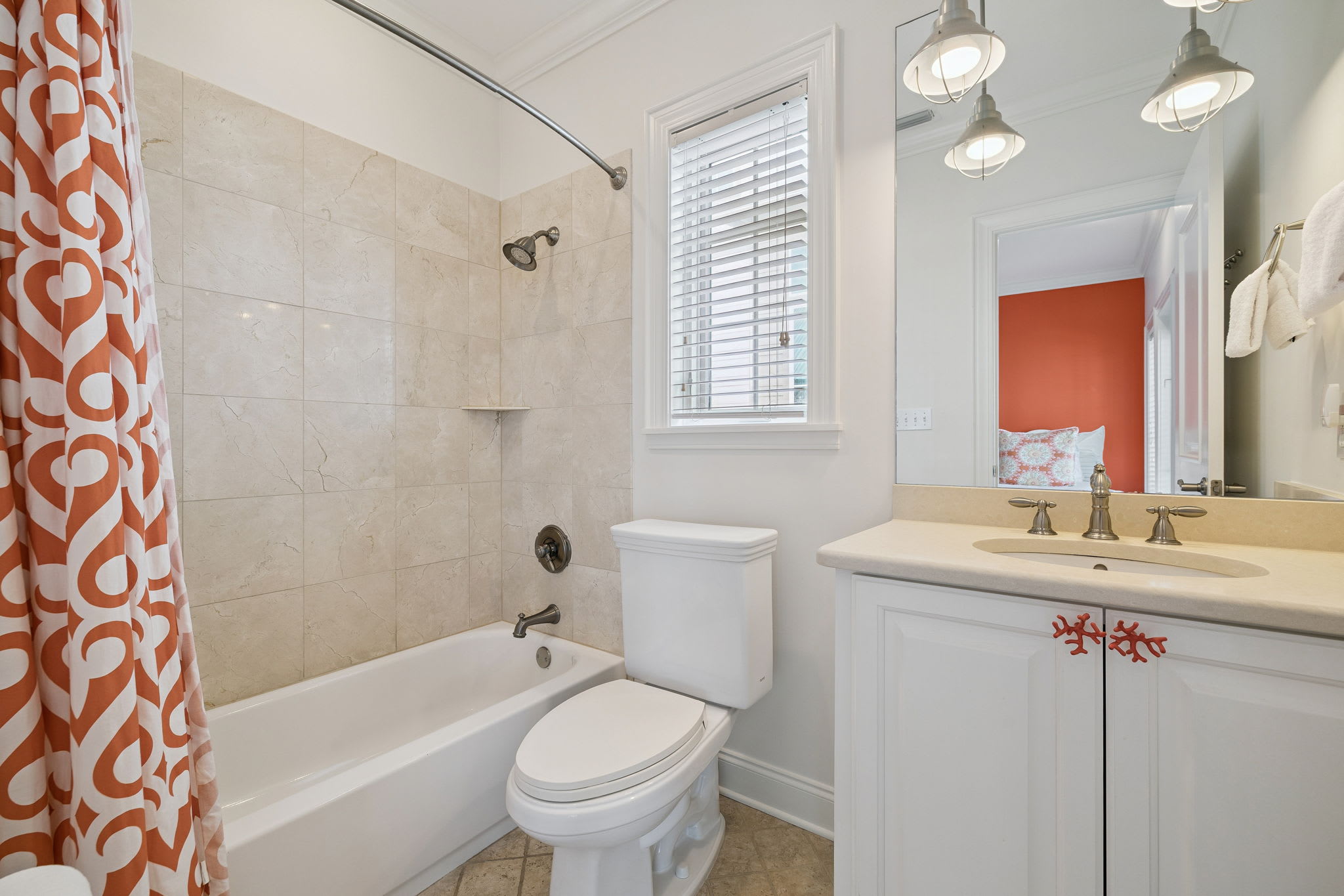 Twin Guest En-Suite - Single Vanity & Shower/Tub Combo