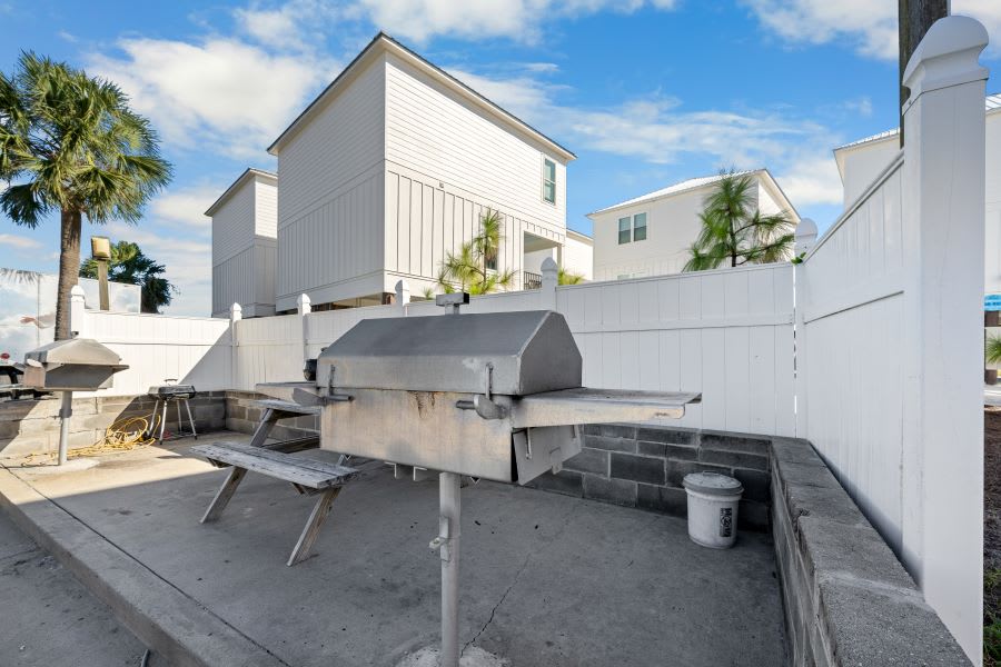 13 Grand Beach Resort Grill + Picnic Area