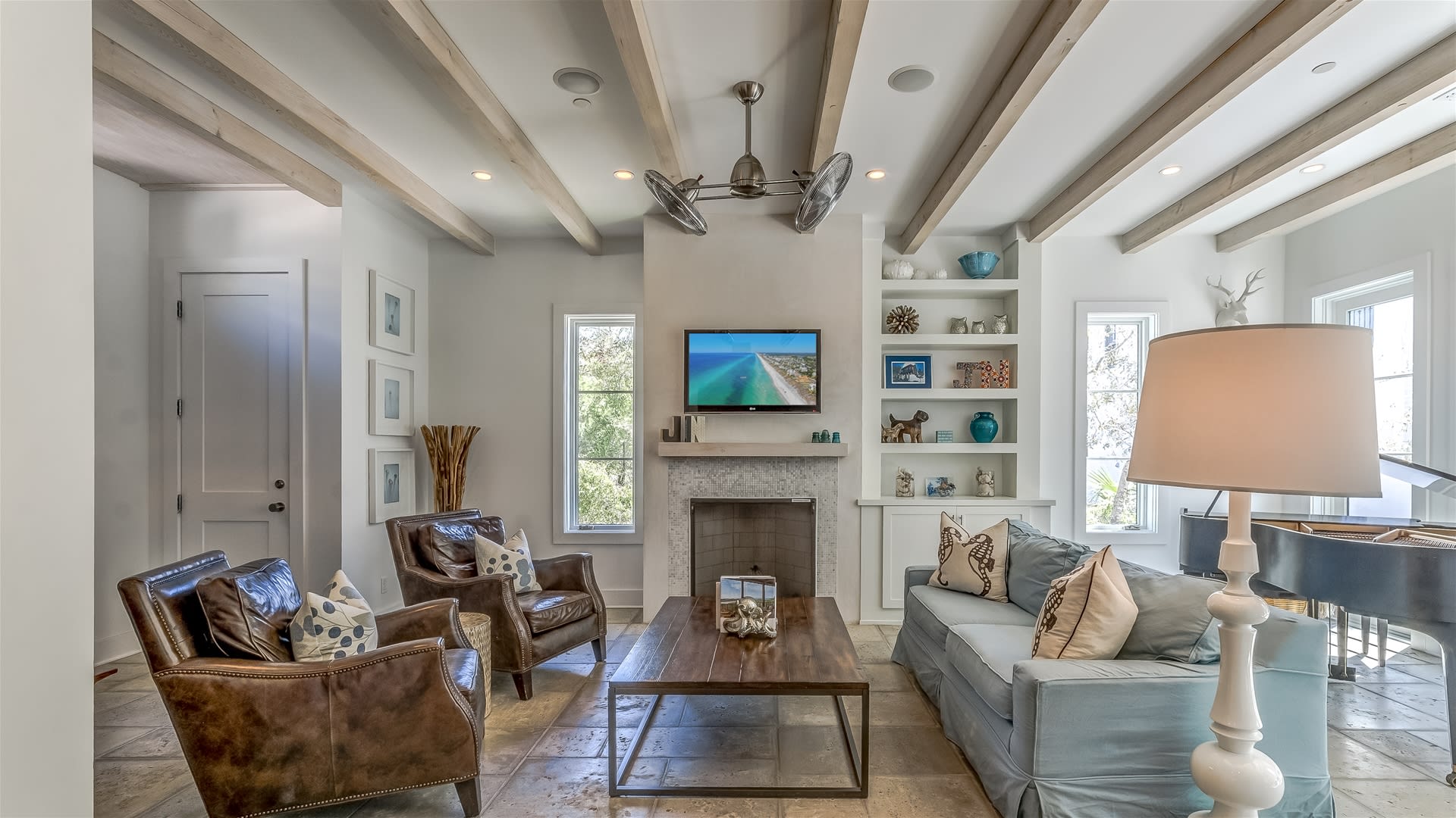 Living Area - Perfect Space for Gathering & Entertaining