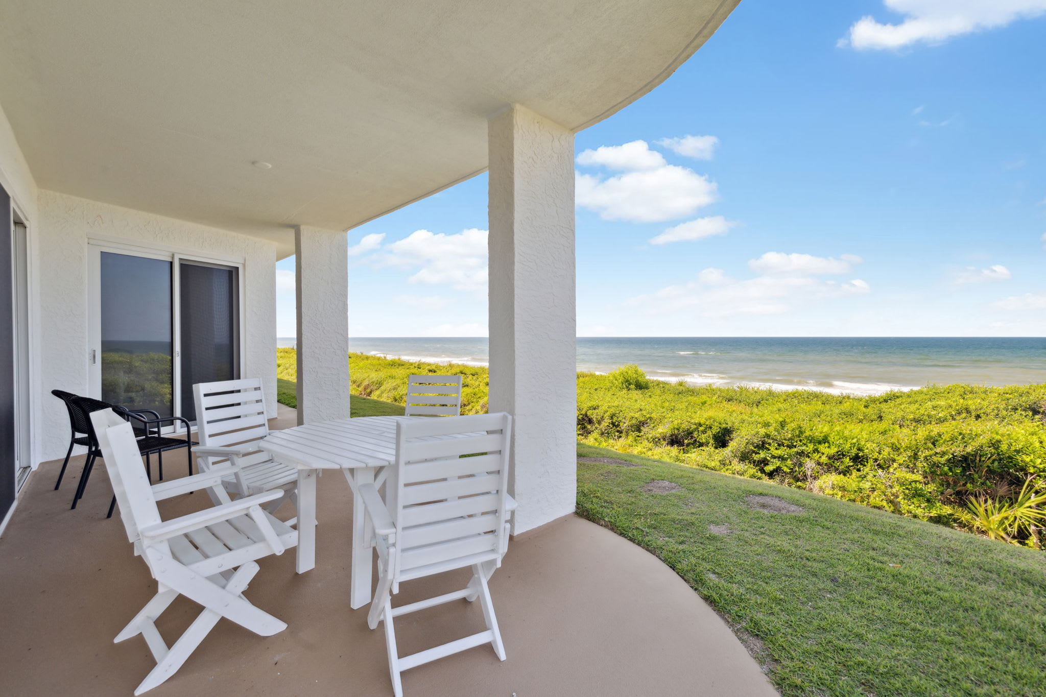 Enjoy Al Fresco Dining for 4 on the Patio!