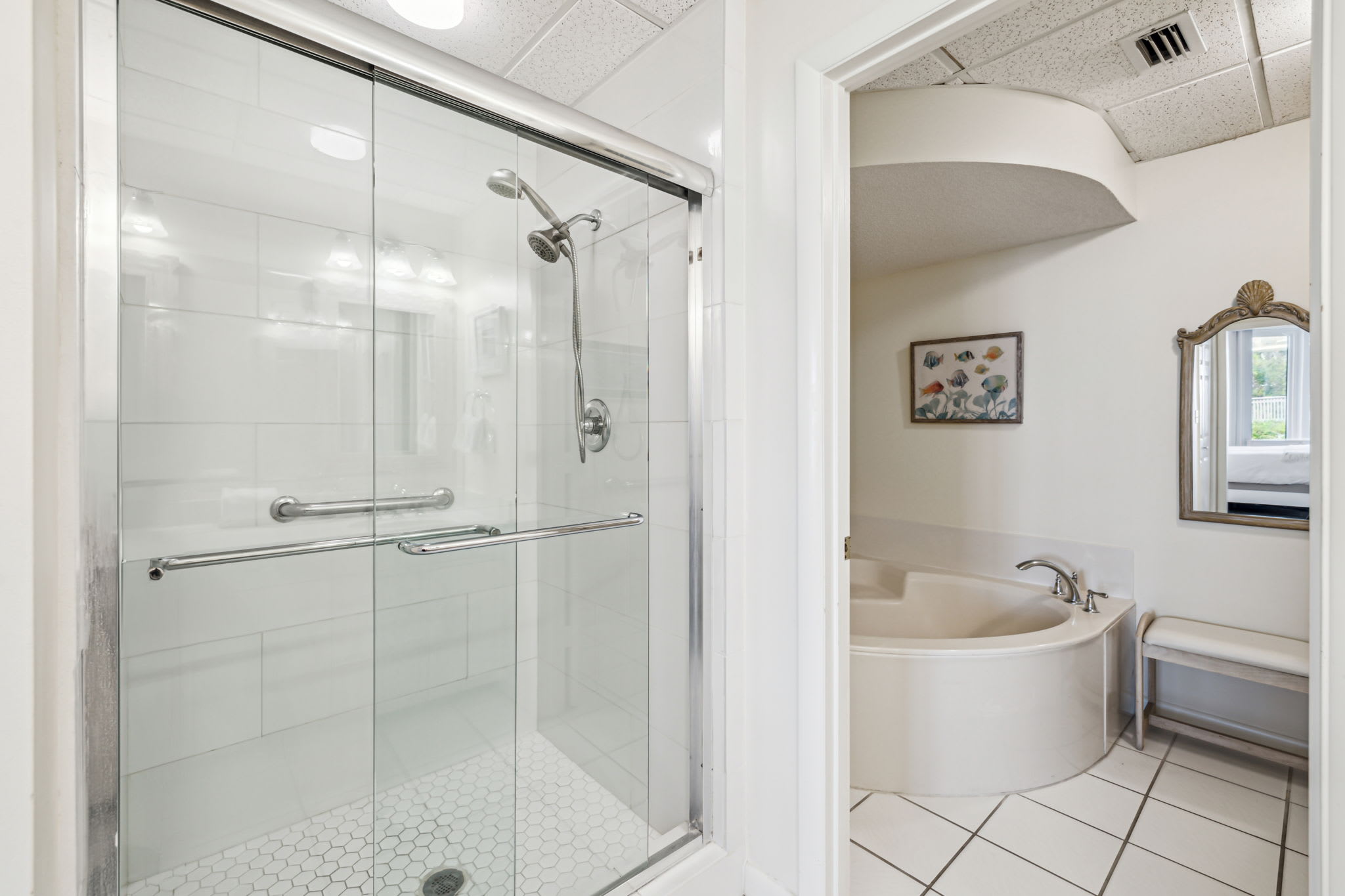 Primary King En-Suite - Soaking Tub & Walk-In Shower