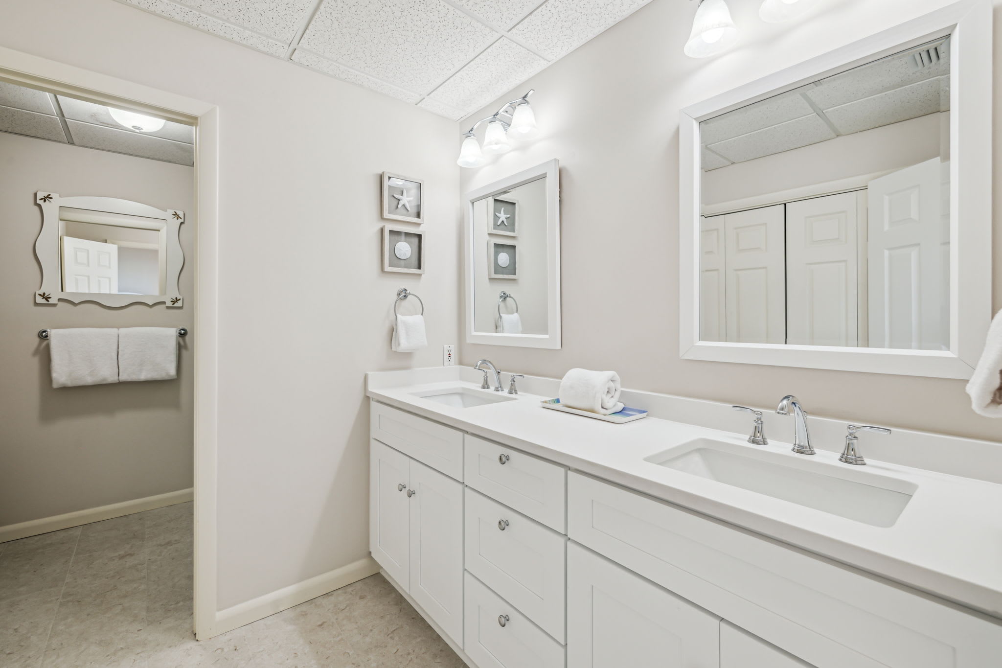 Queen Guest En-Suite - Dual Vanities