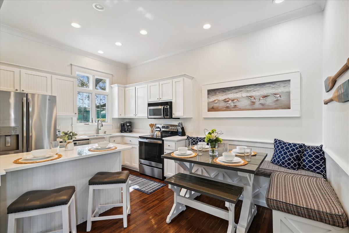 Chef's Kitchen & Cozy Dining Area