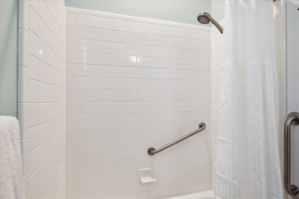 Shared Guest Bathroom - Single Vanity & Shower/Tub Combo