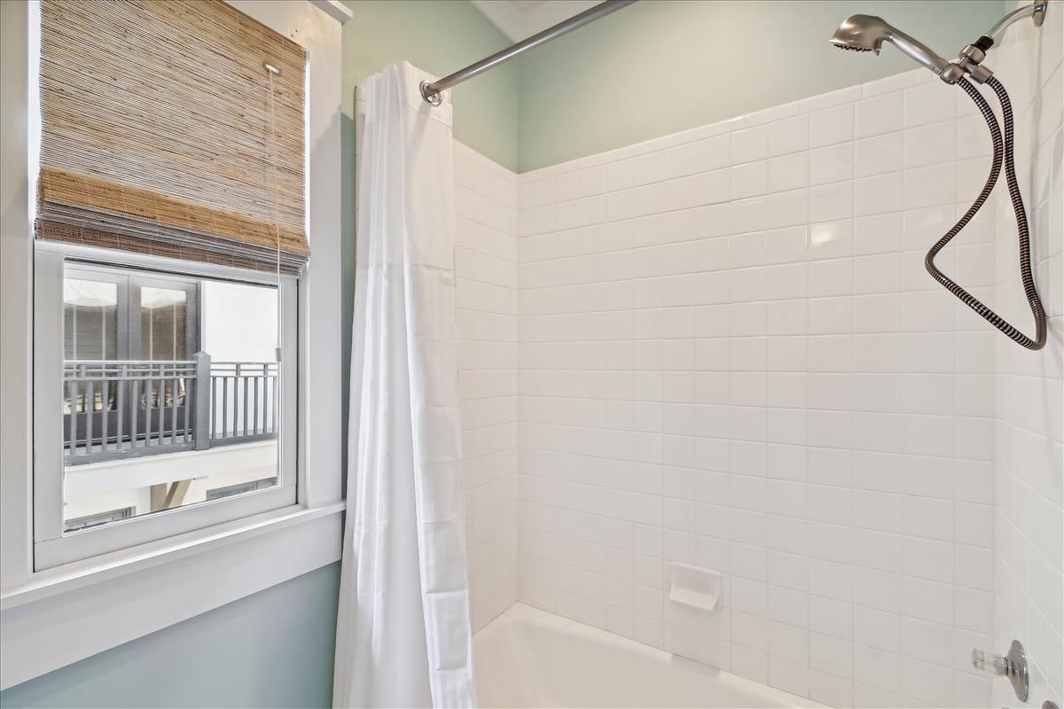 Queen Guest En-Suite - Shower/Tub Combo