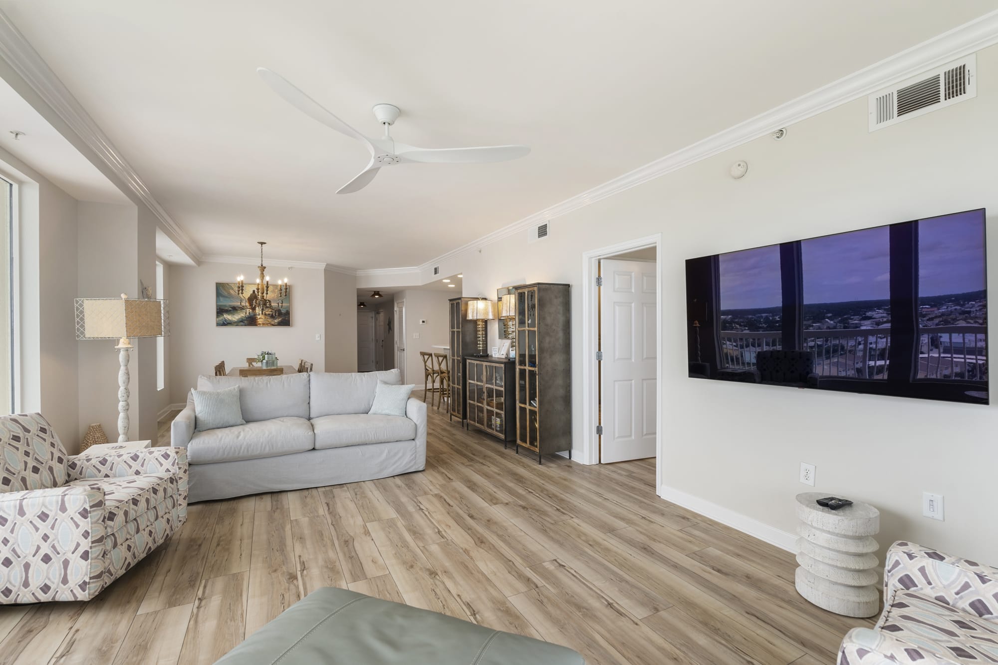 Airy Beachfront Lounge