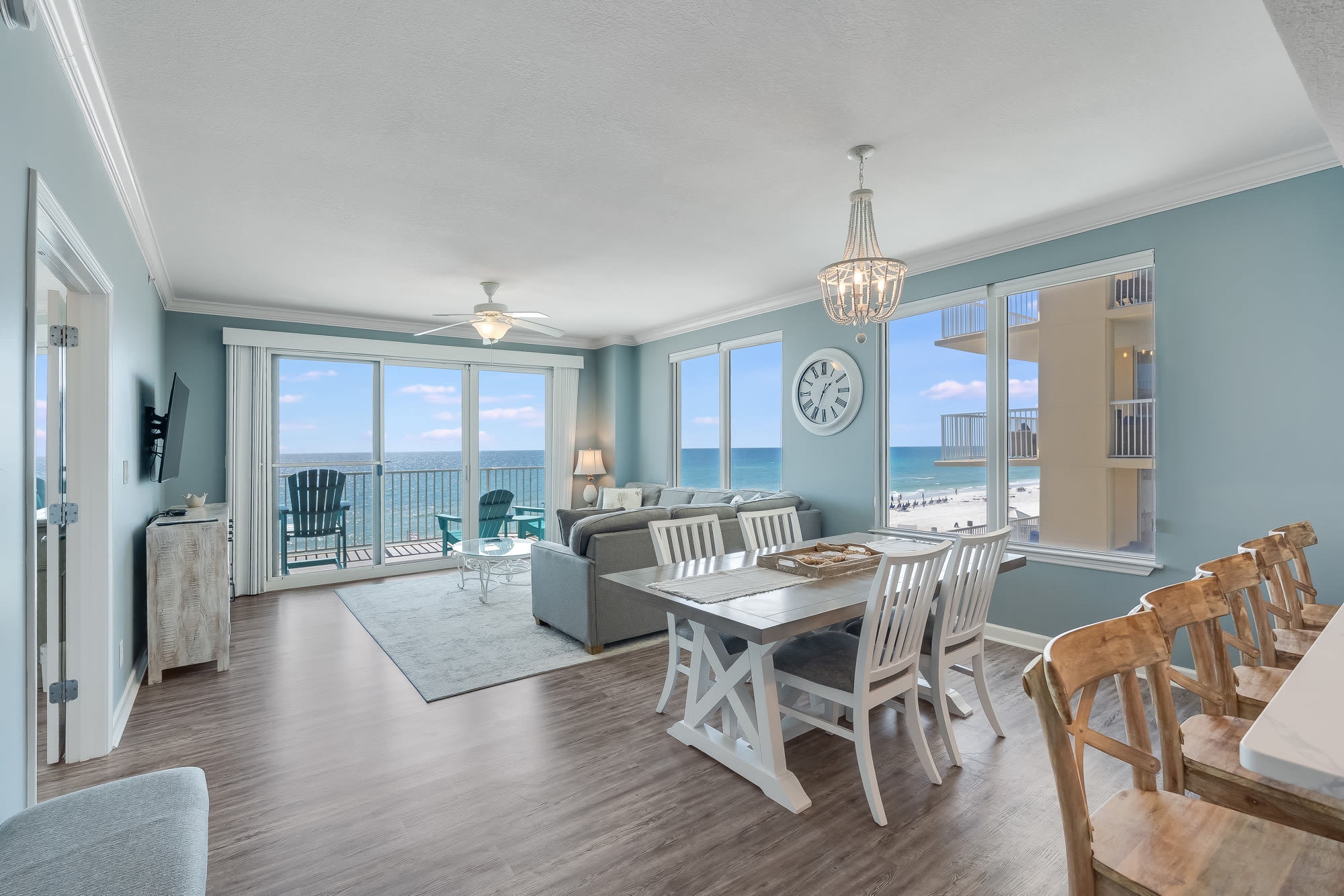 Scenic Coastal Dining