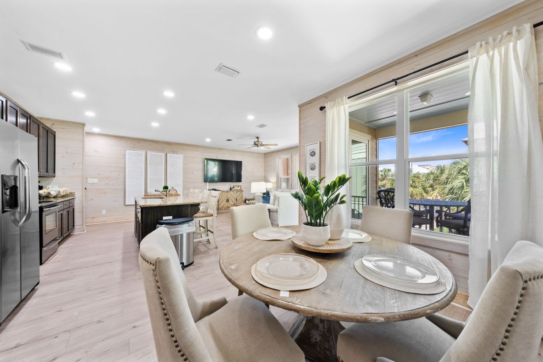 7 Lil J's Getaway Dining Area