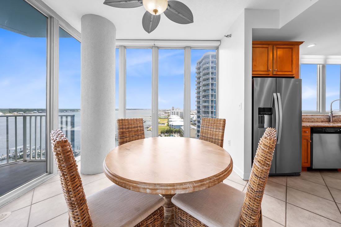 7 Lagoon Tower 902 Dining