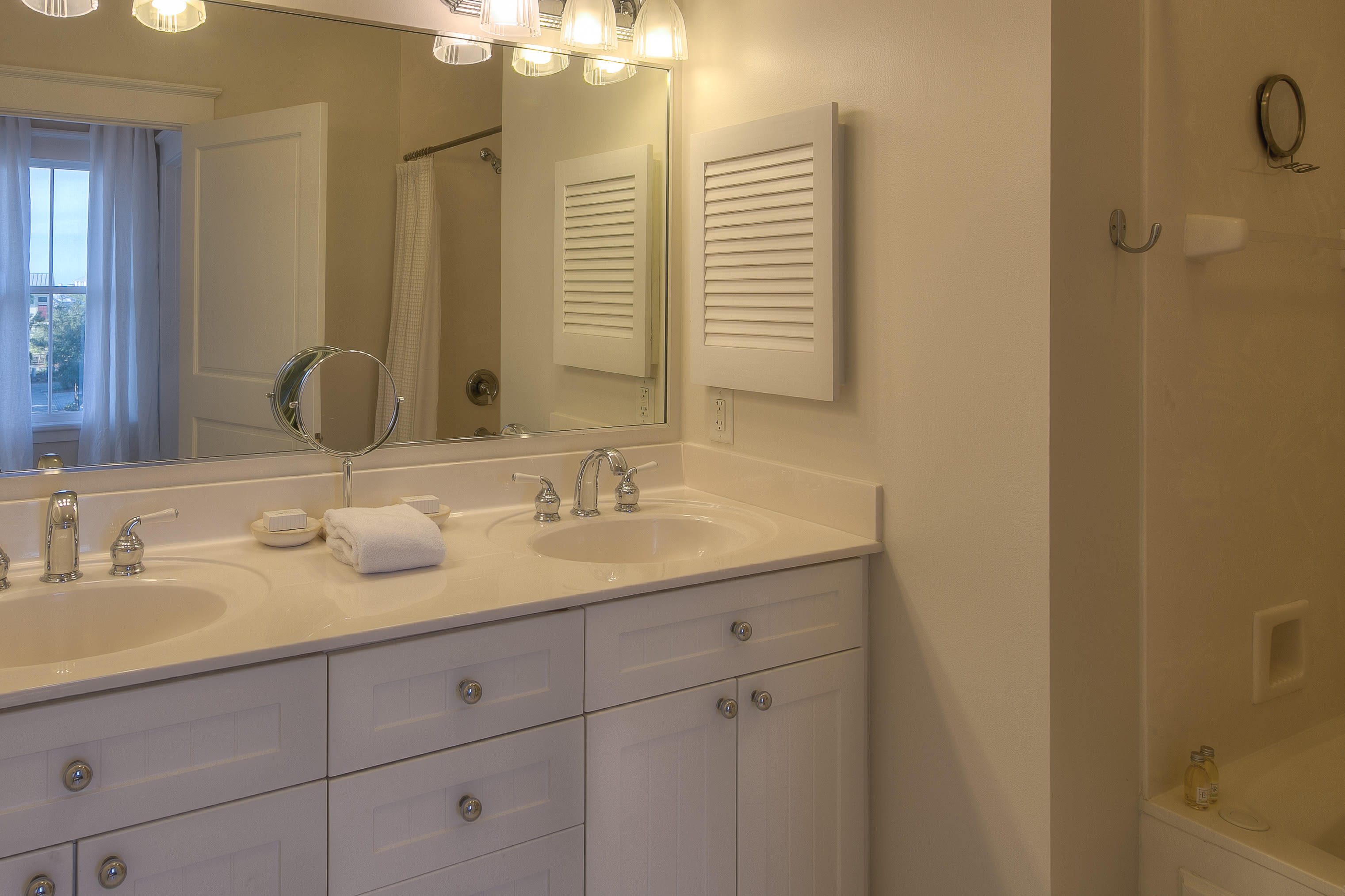 En suite bath with combo shower/tub