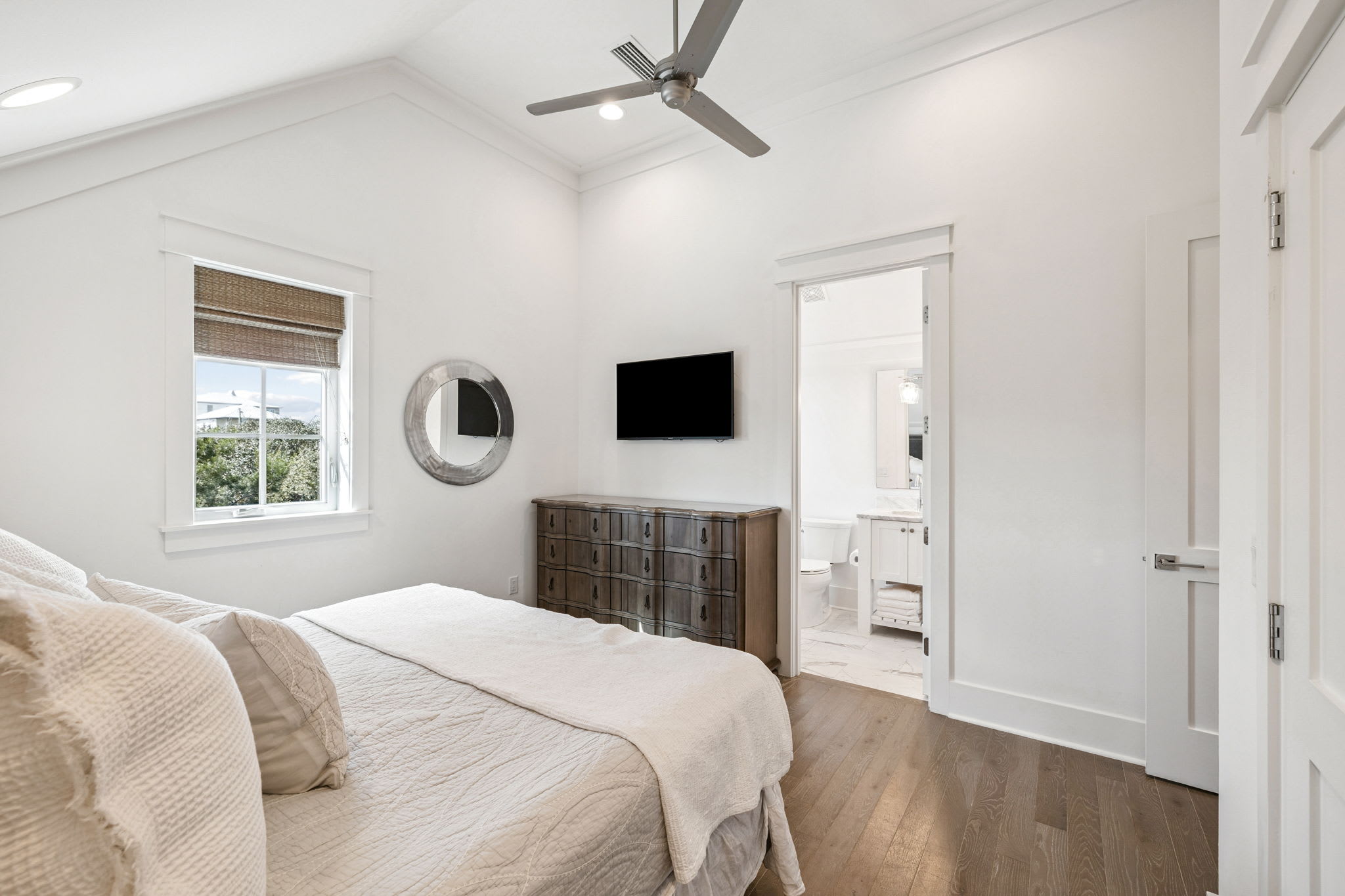 King Guest Suite - Equipped with a Flat-Screen TV