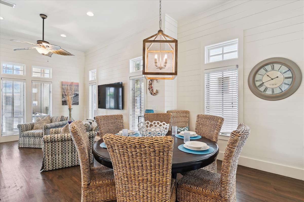 Dining Area with Seating for 6!