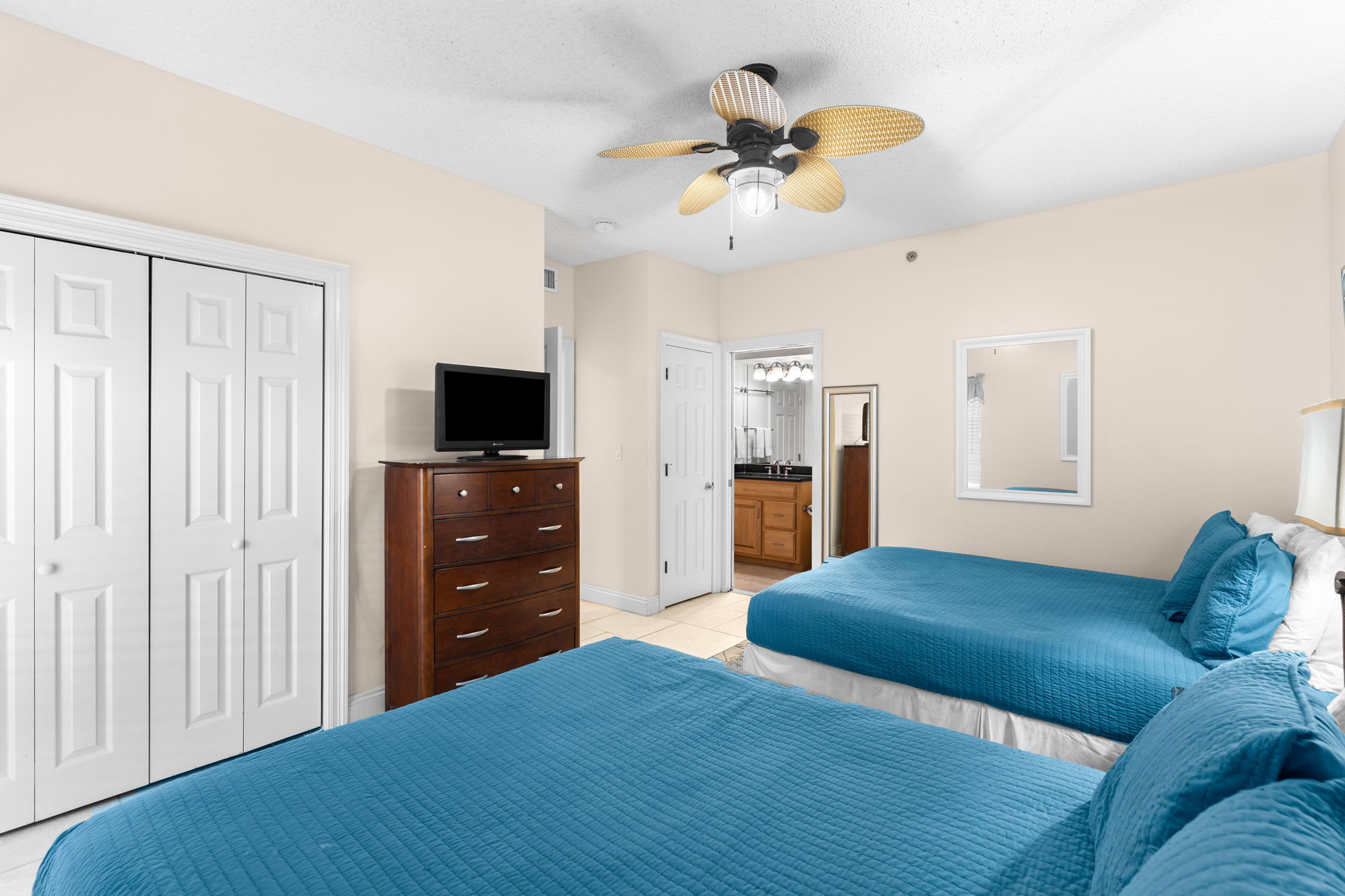 Queen Guest Suite - Equipped with a Flat-Screen TV