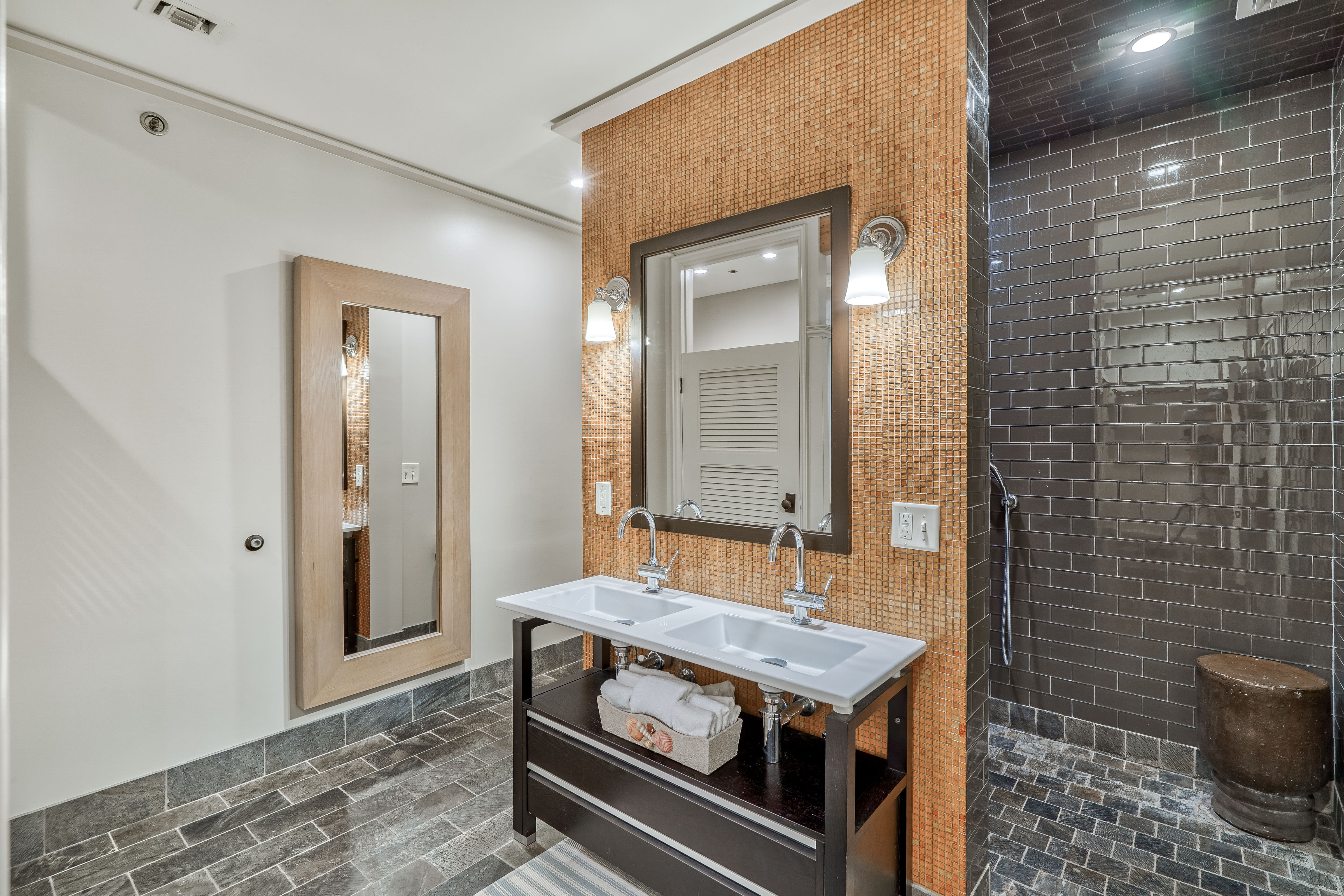 Primary En Suite - Fit with Dual Vanities