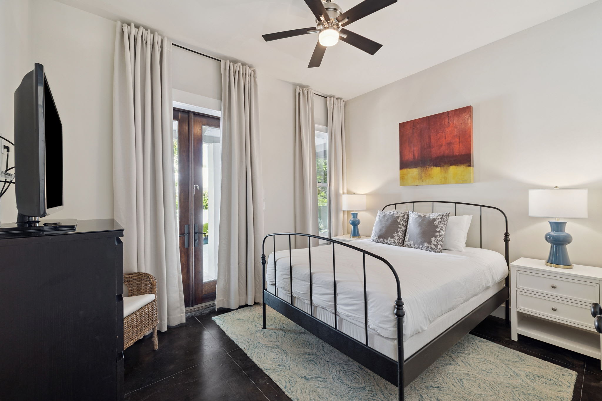 Queen Guest Suite - Offering Courtyard Access