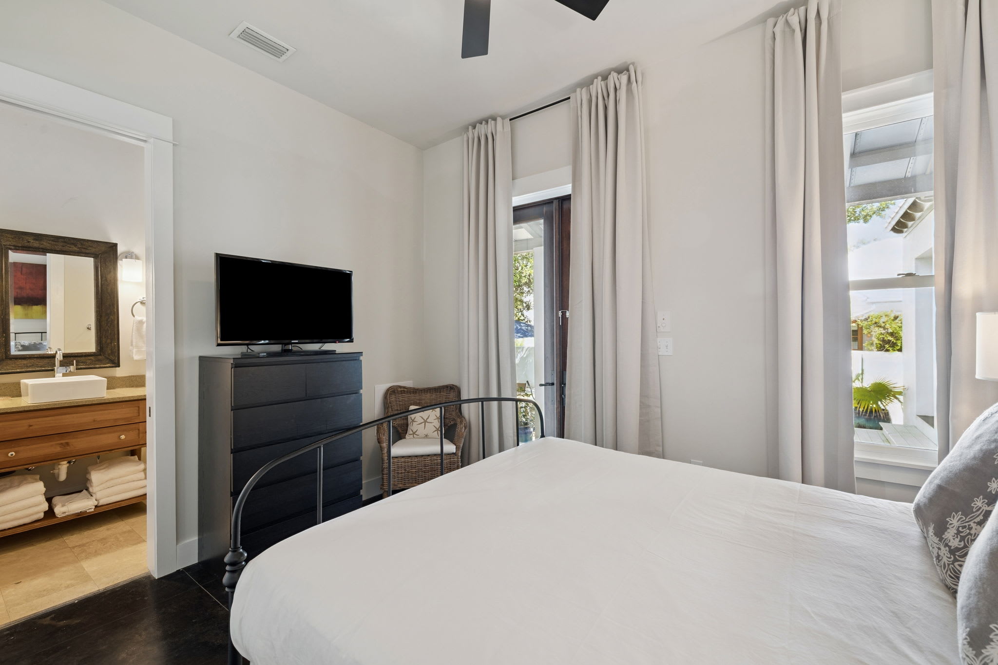 Queen Guest Suite - Equipped with a Flat-Screen TV