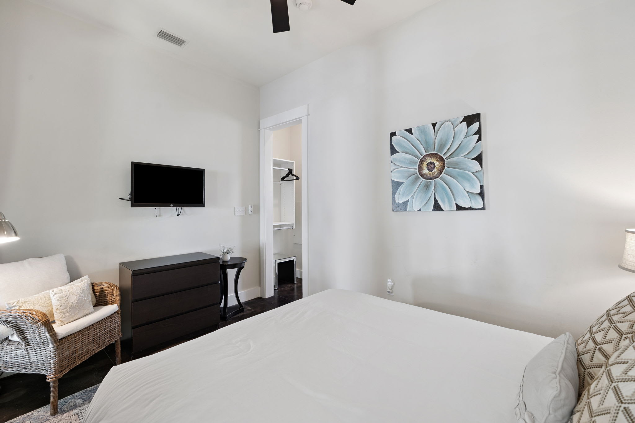 Queen Guest Suite - Equipped with a Flat-Screen TV