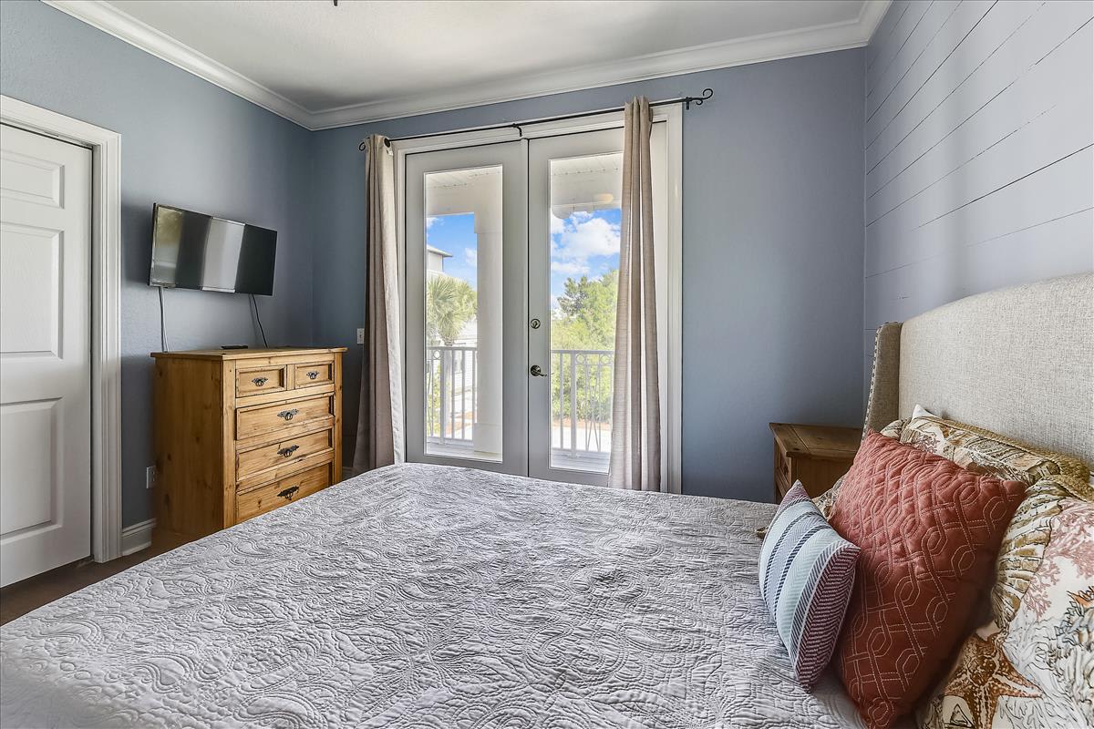 2nd Floor - Queen Guest Room