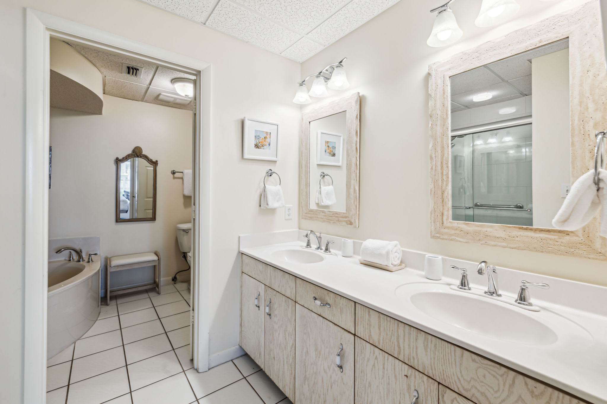 Primary King En-Suite - Dual Vanities