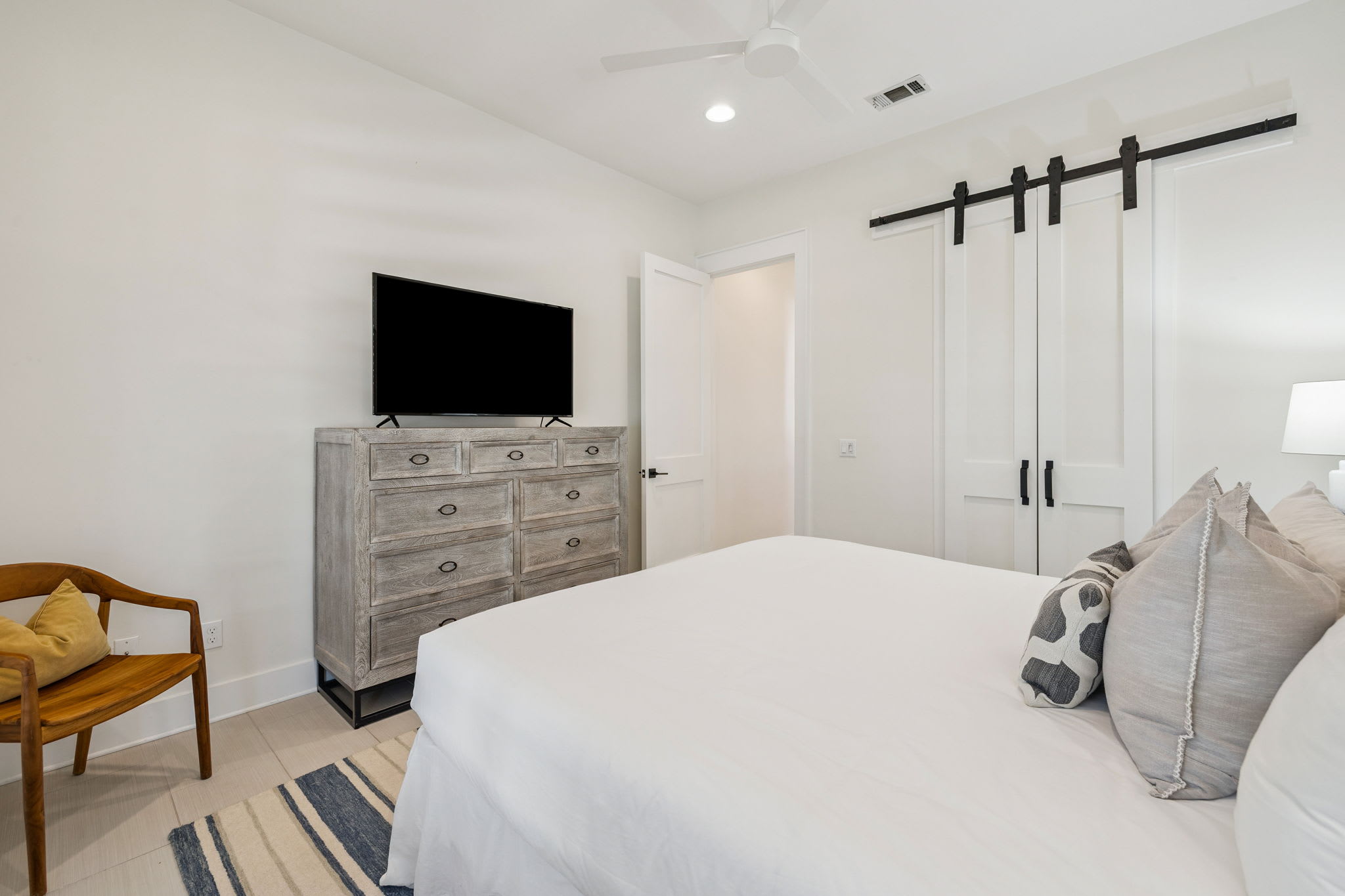 King Guest Suite - Equipped with a Flat-Screen TV