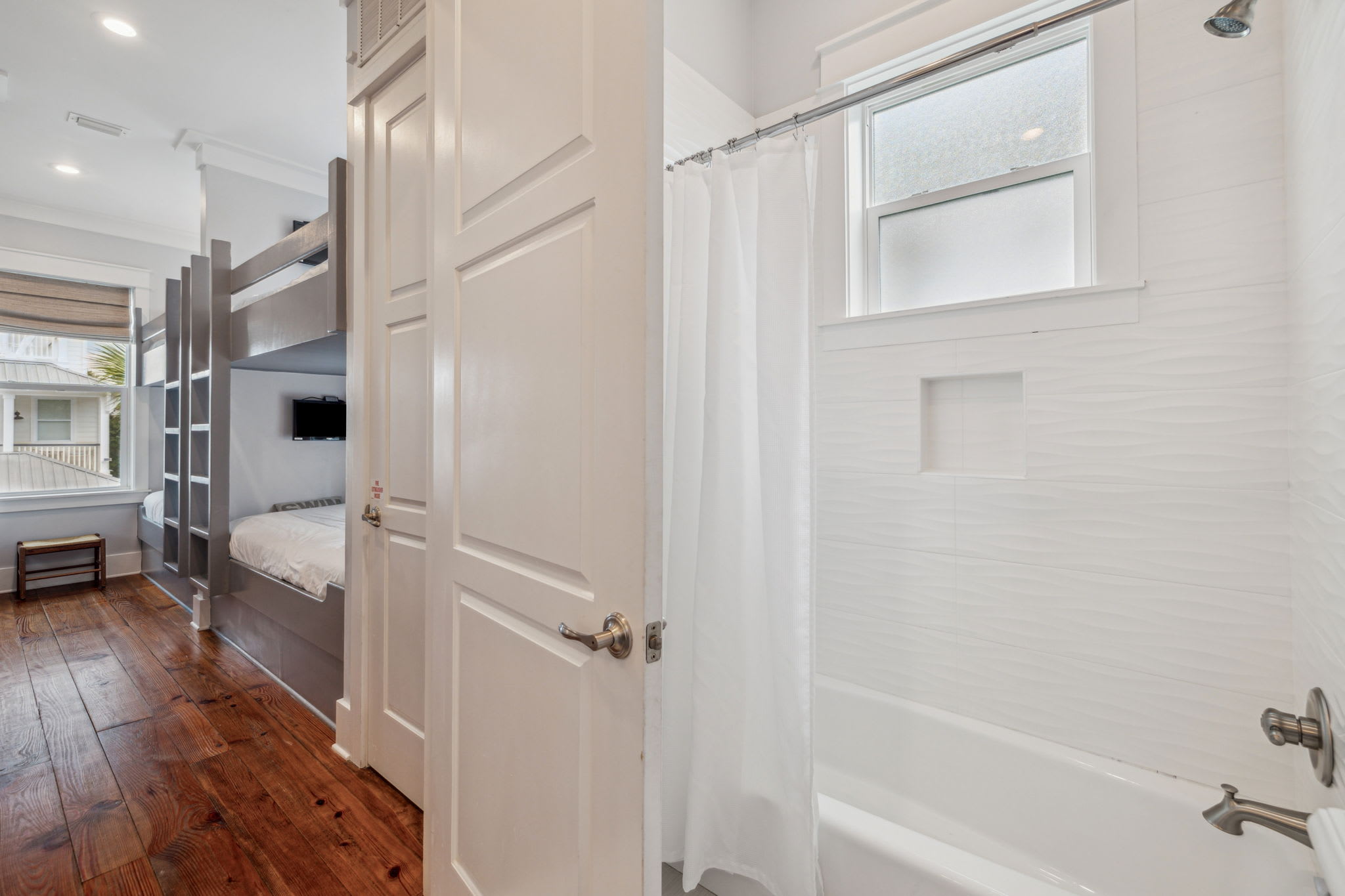 Bunk En-Suite - Shower/Tub Combo