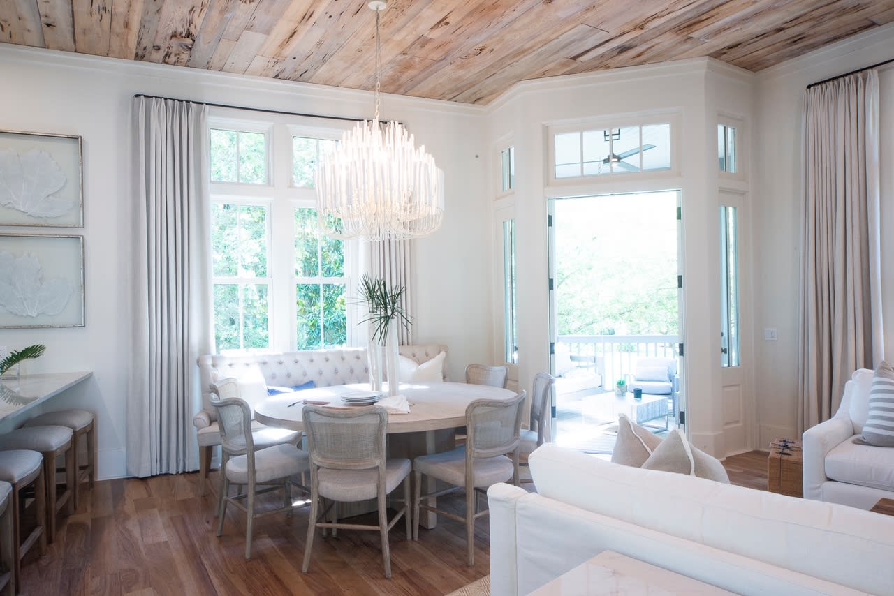 Dining Area with Seating for 8!