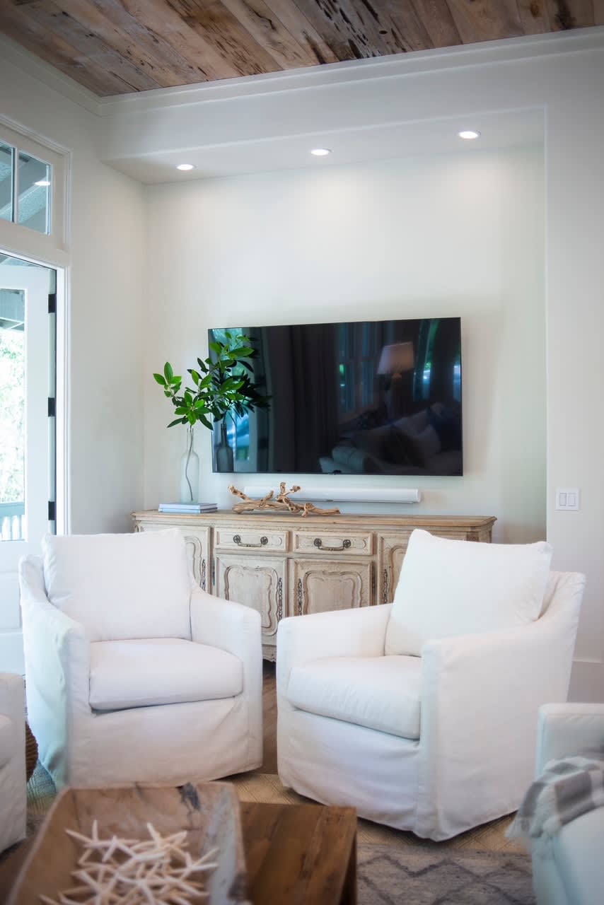 Main Living Area - Showcasing Beautiful Decor & Flat-Screen TV