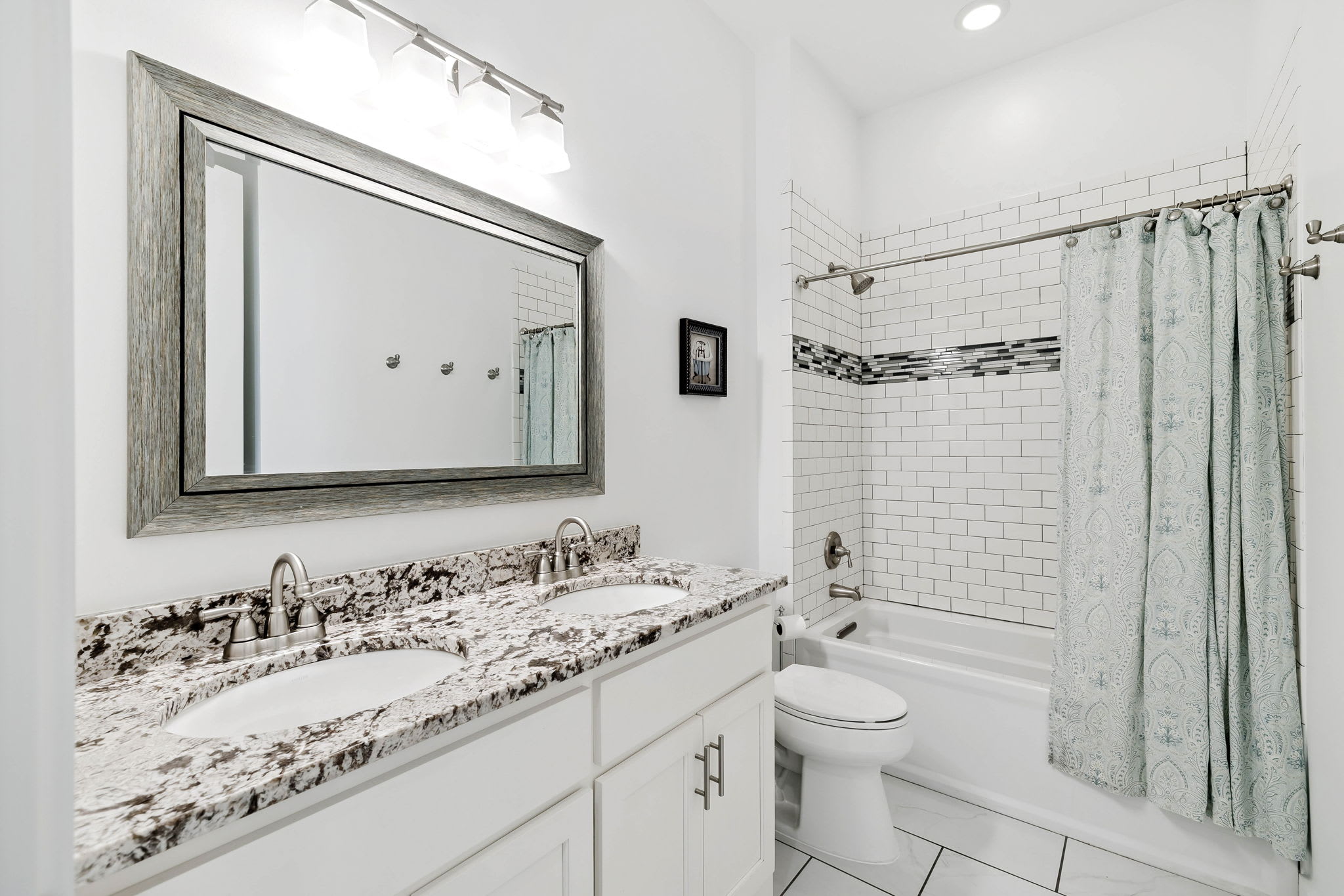 King Guest En-Suite - Dual Vanities & Shower/Tub Combo