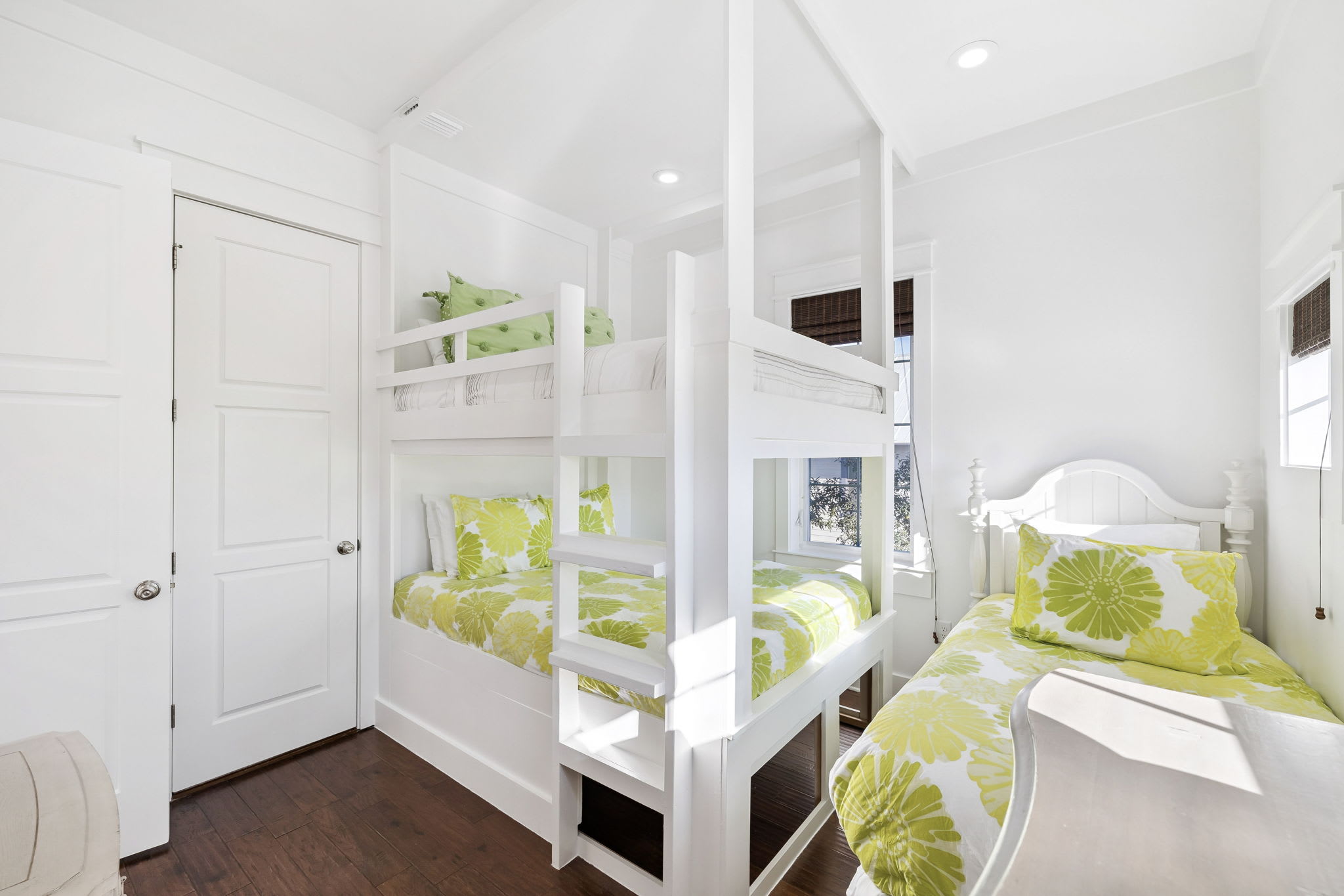 Bunk Room - Twin Bed + Queen Over Queen Bunk