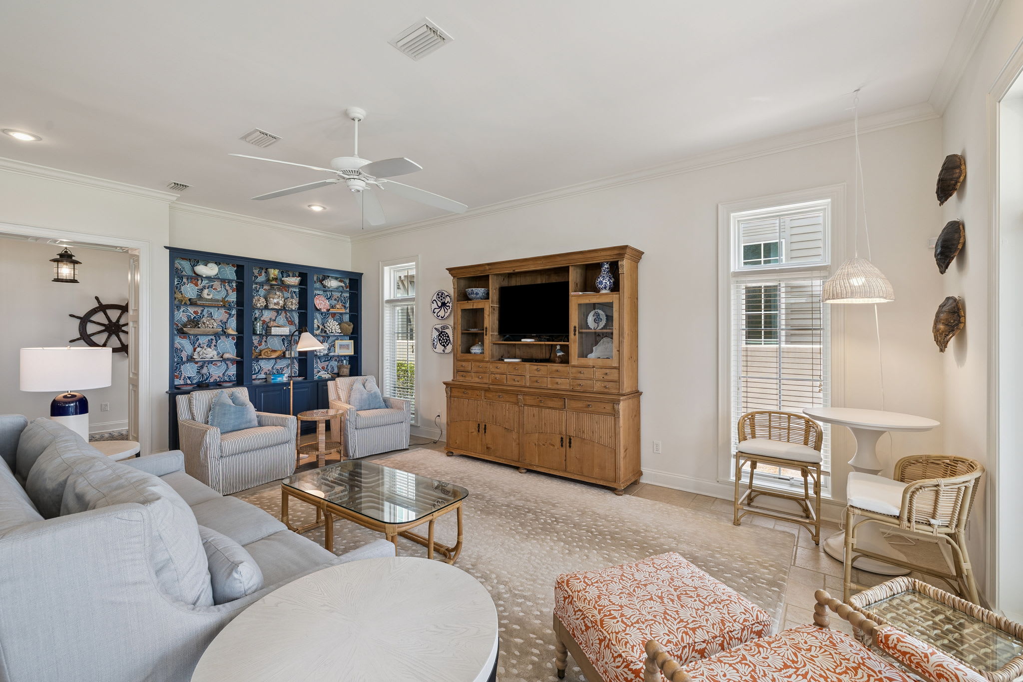 Spacious Living Area with Ample Seating