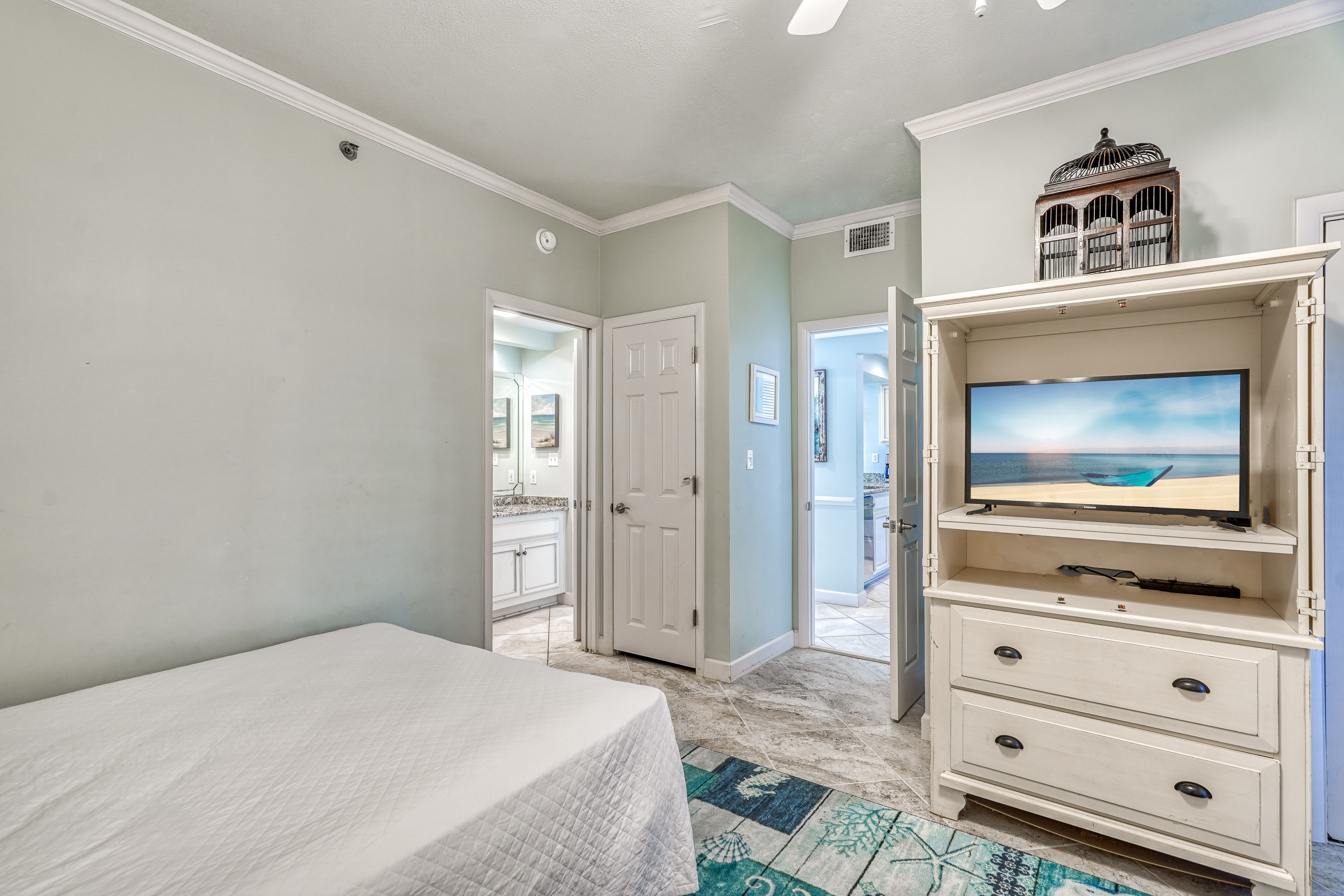 Queen Guest Suite - Equipped with a Flat-Screen TV