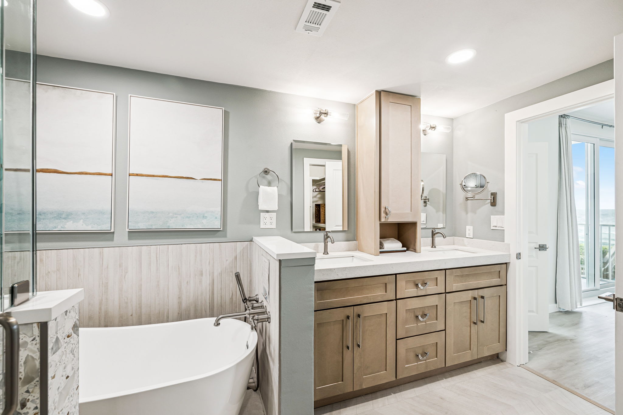 Primary King En-Suite - Dual Vanities + Soaking Tub