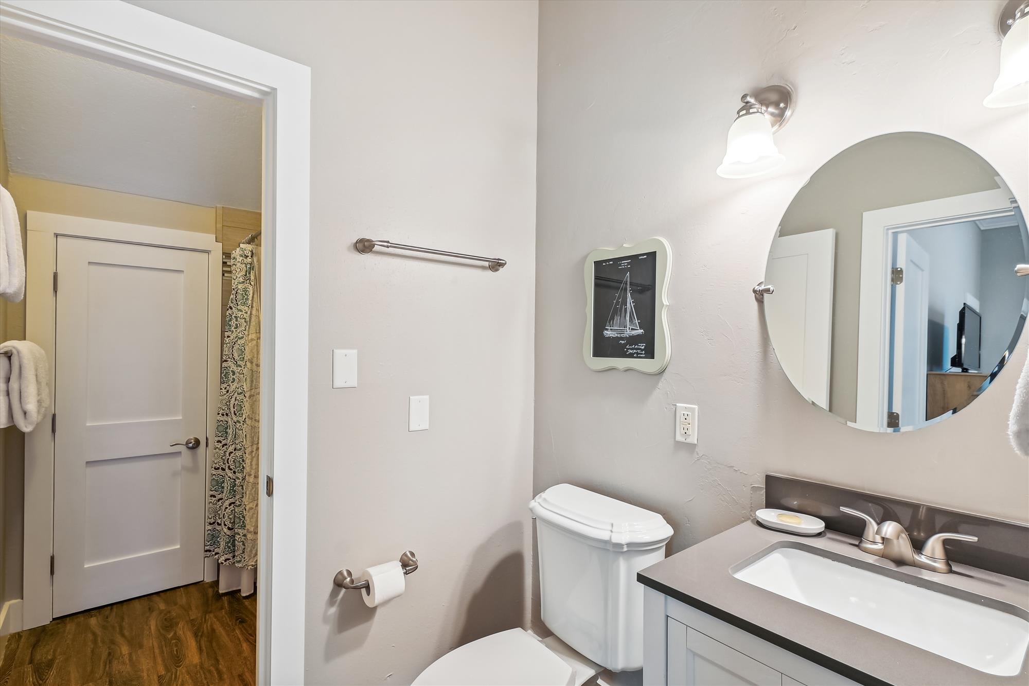 King Guest En-Suite - Single Vanity & Shower/Tub Combo