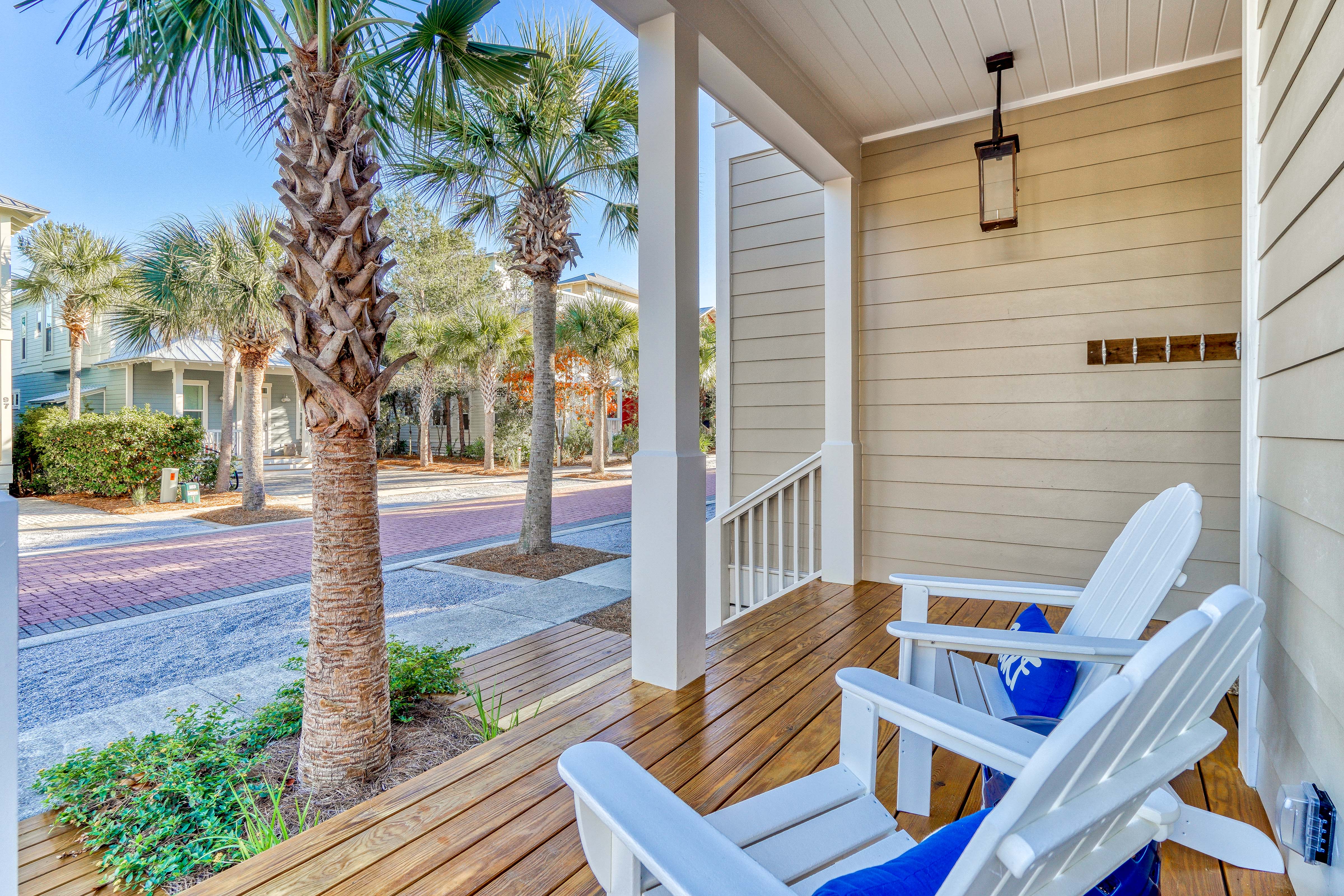 Cozy Front Porch - Perfect for Morning Coffee!