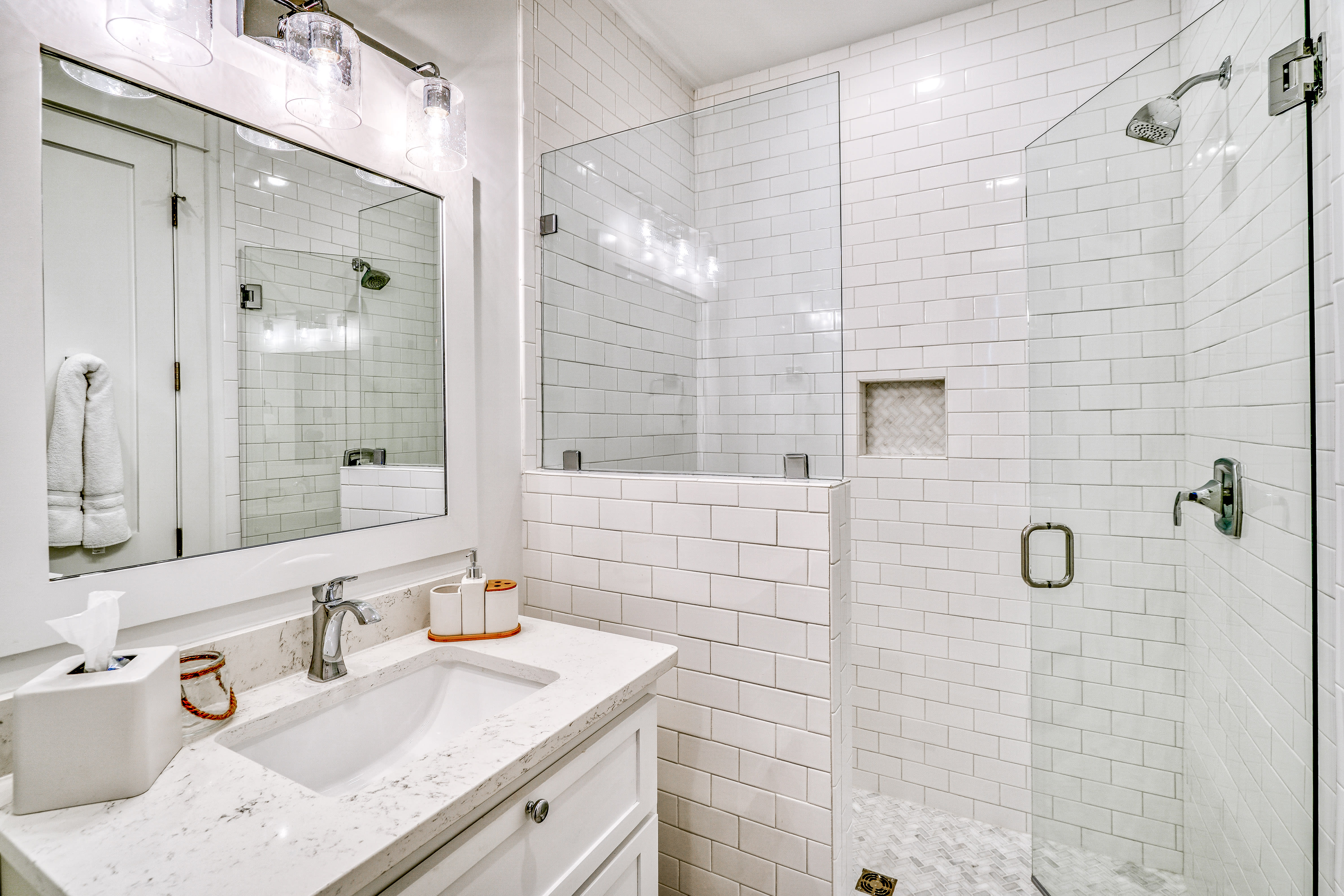 Full Guest En-Suite - Single Vantity & Walk-In Shower