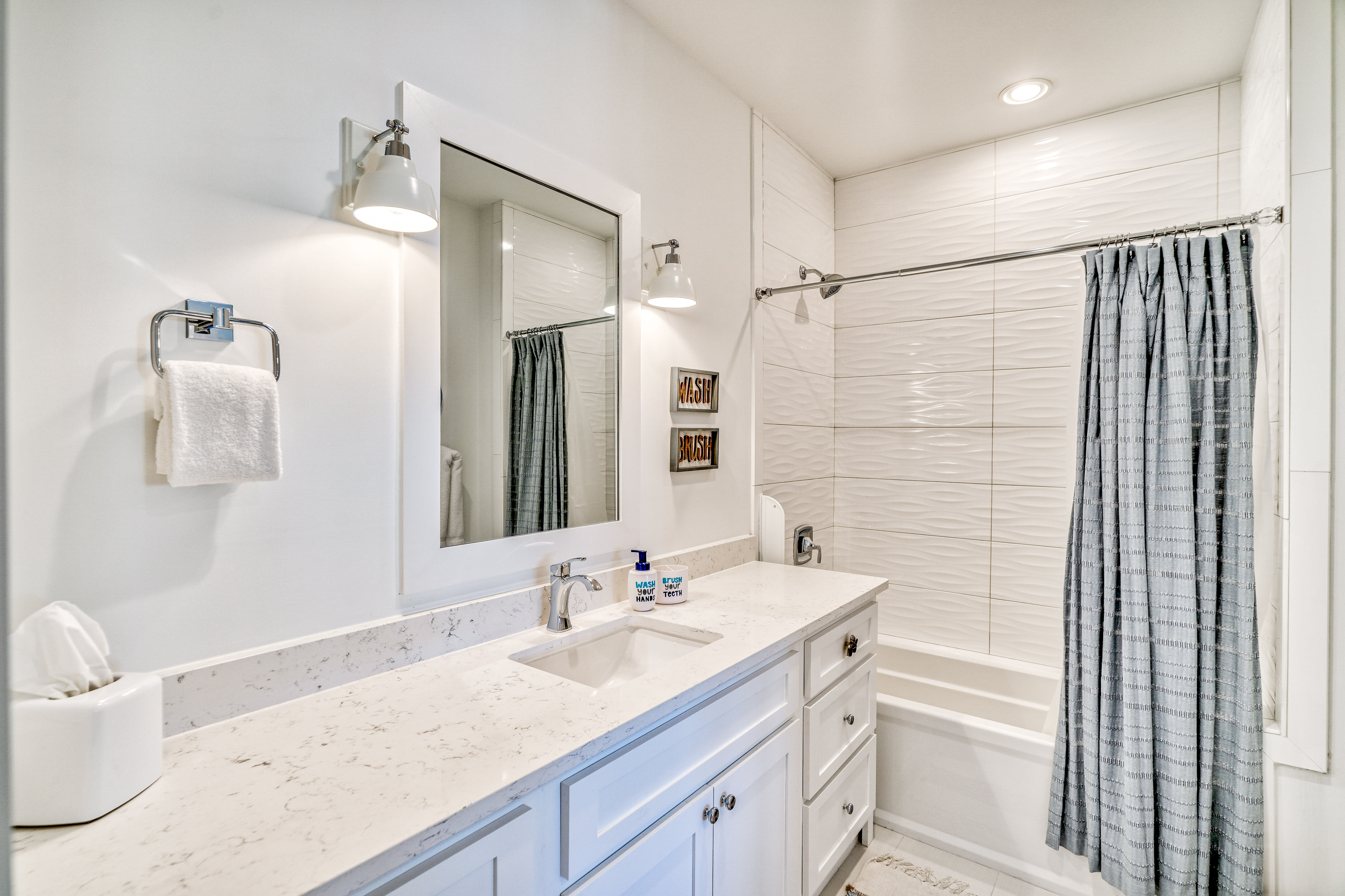 Bunk Room En-Suite - Single Vanity & Shower/Tub Combo