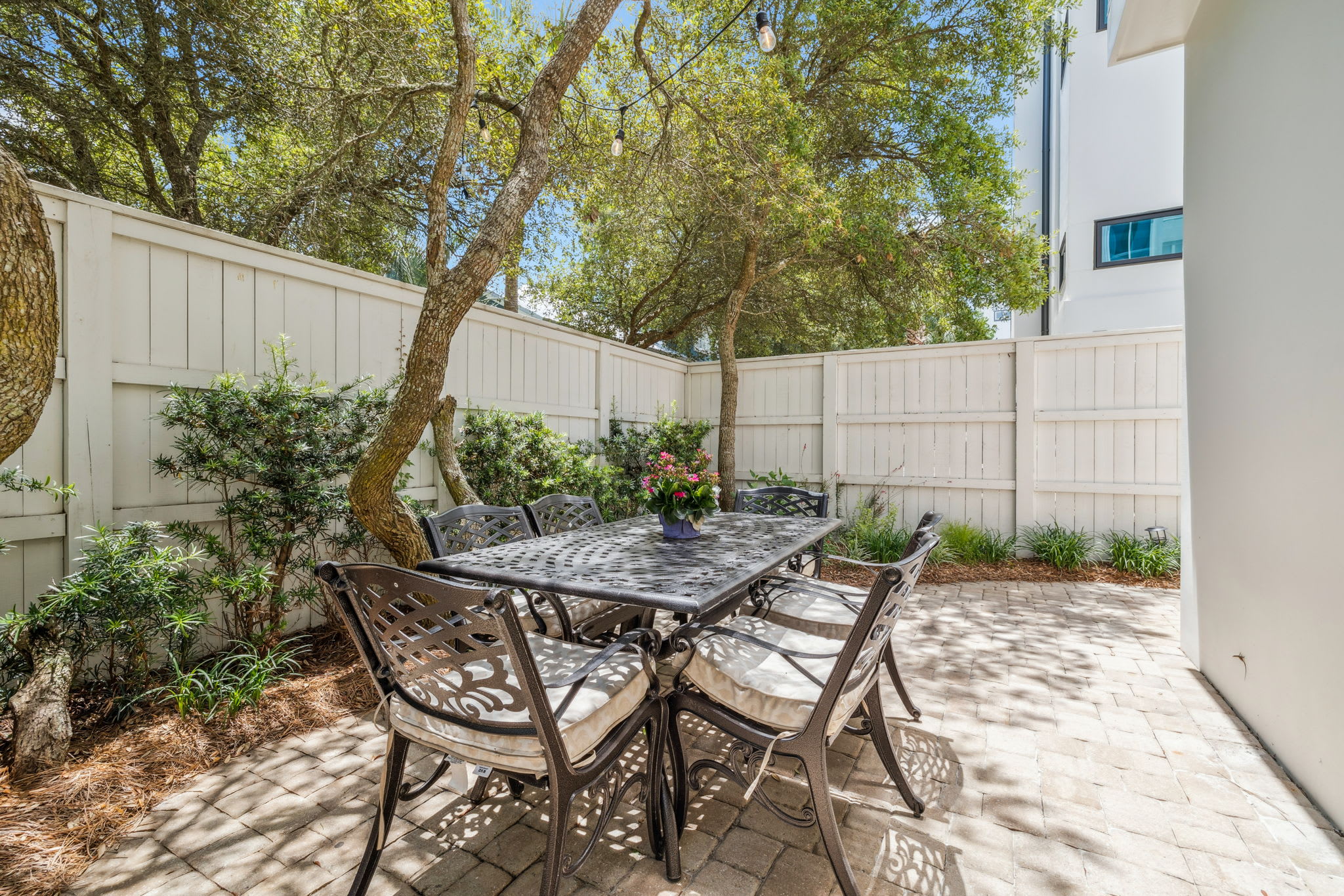 Al Fresco Dining - Seating for 6!