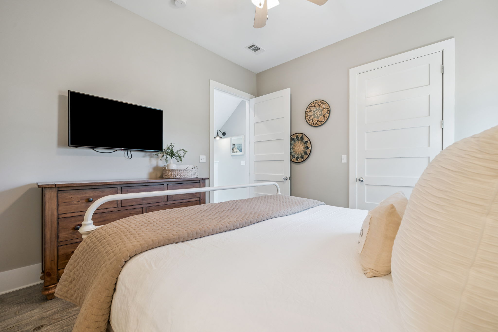 King Guest Suite - Equipped with a Flat-Screen TV