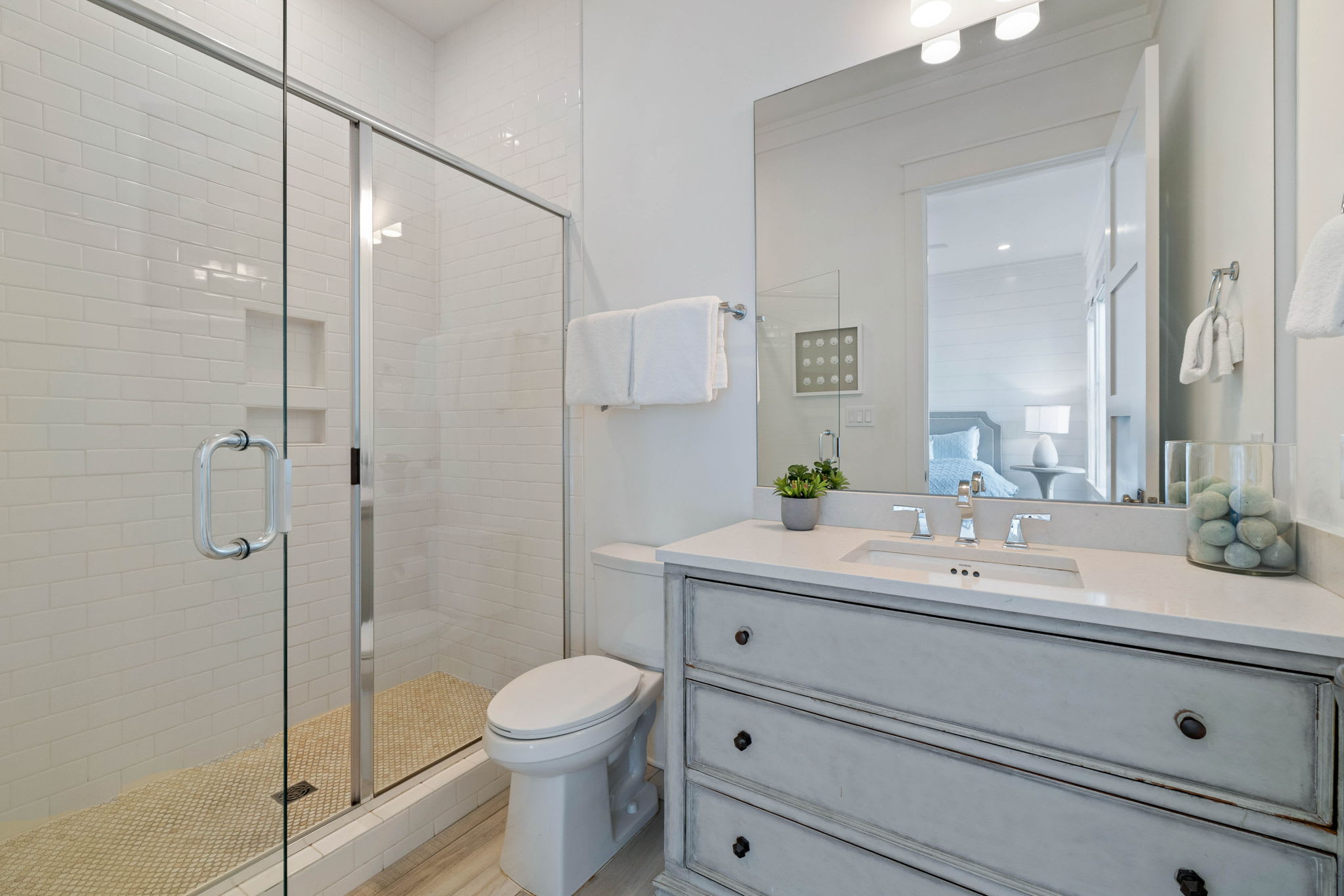 King En-Suite - Single Vanity & Walk-In Shower