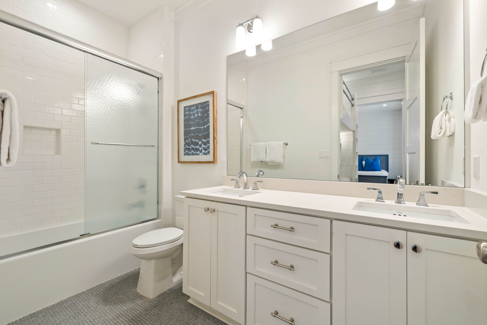 King Guest En-Suite - Dual Vanities & Shower/Tub Combo