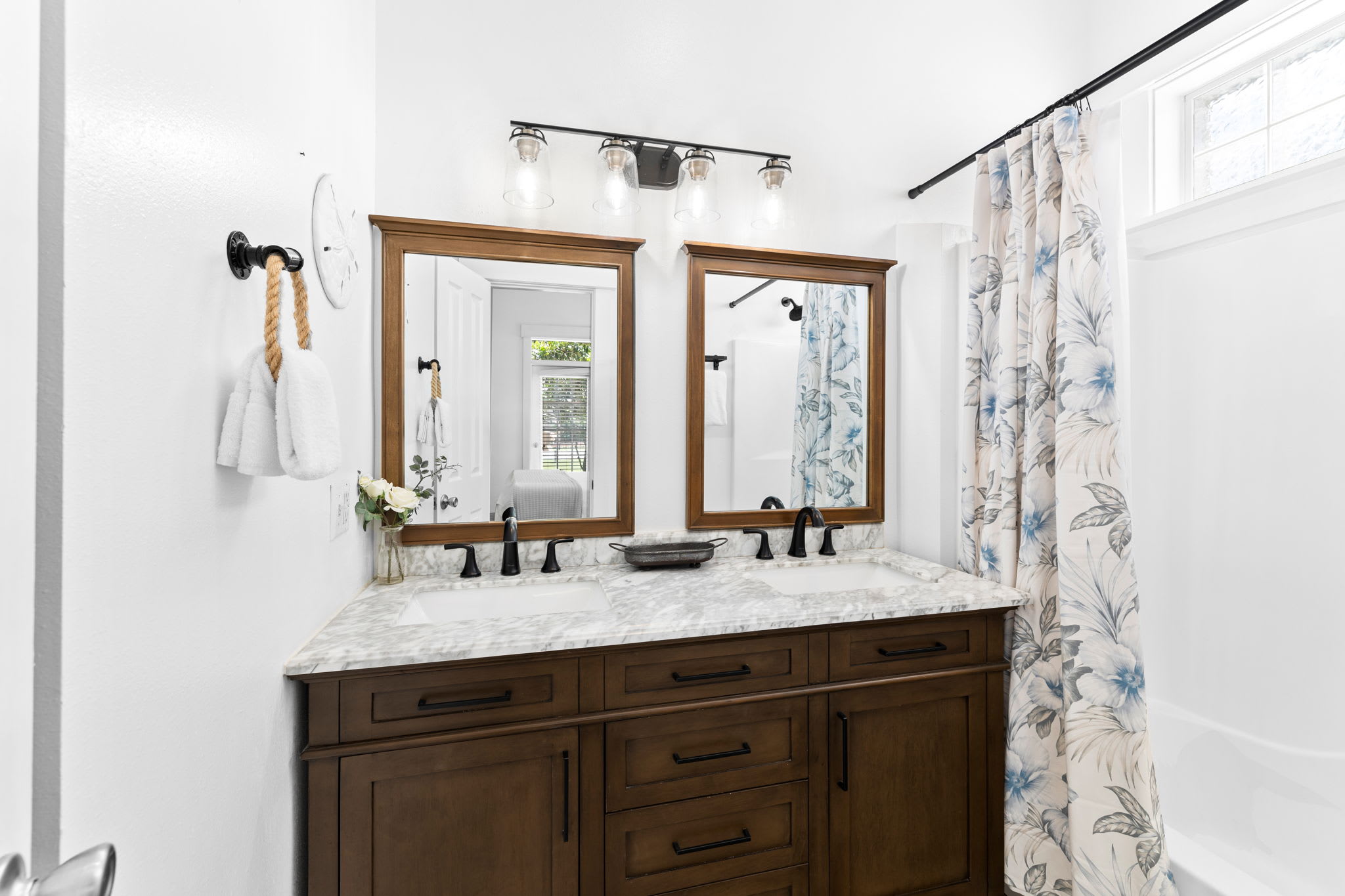 Primary King En-Suite - Dual Vanities