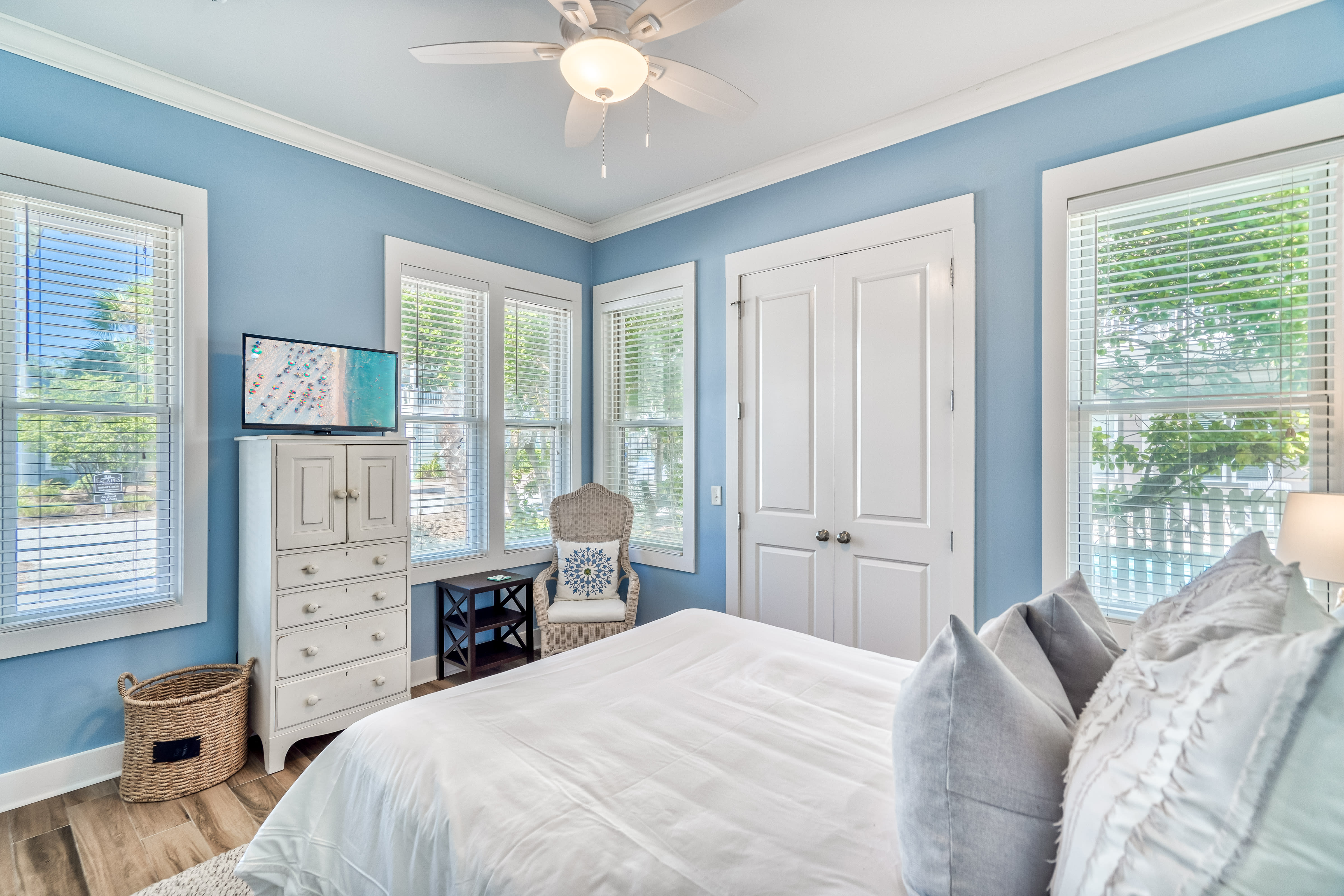 1st Floor - Guest Suite - Queen Size Bed