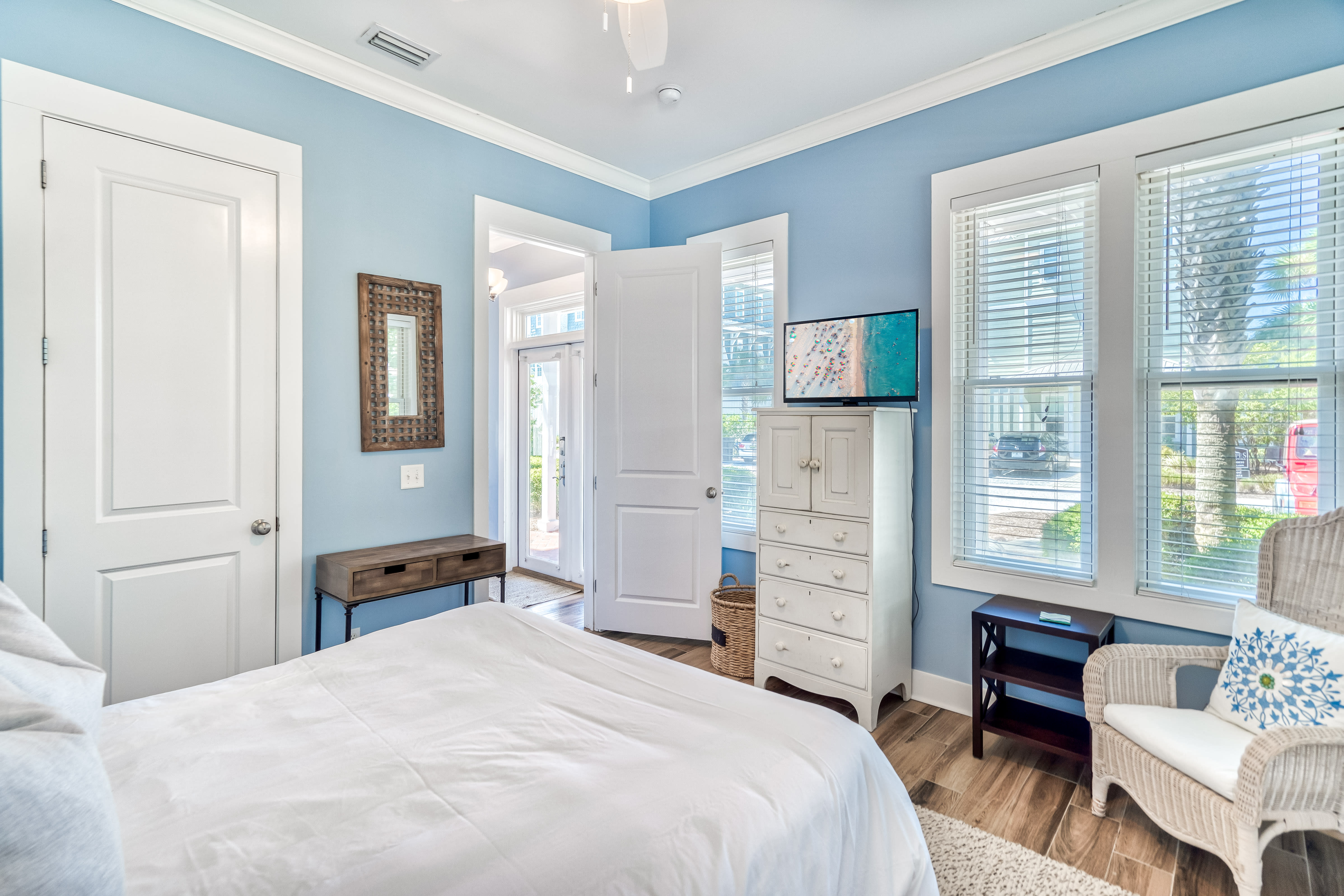 1st Floor - Guest Bedroom - Queen Size Bed