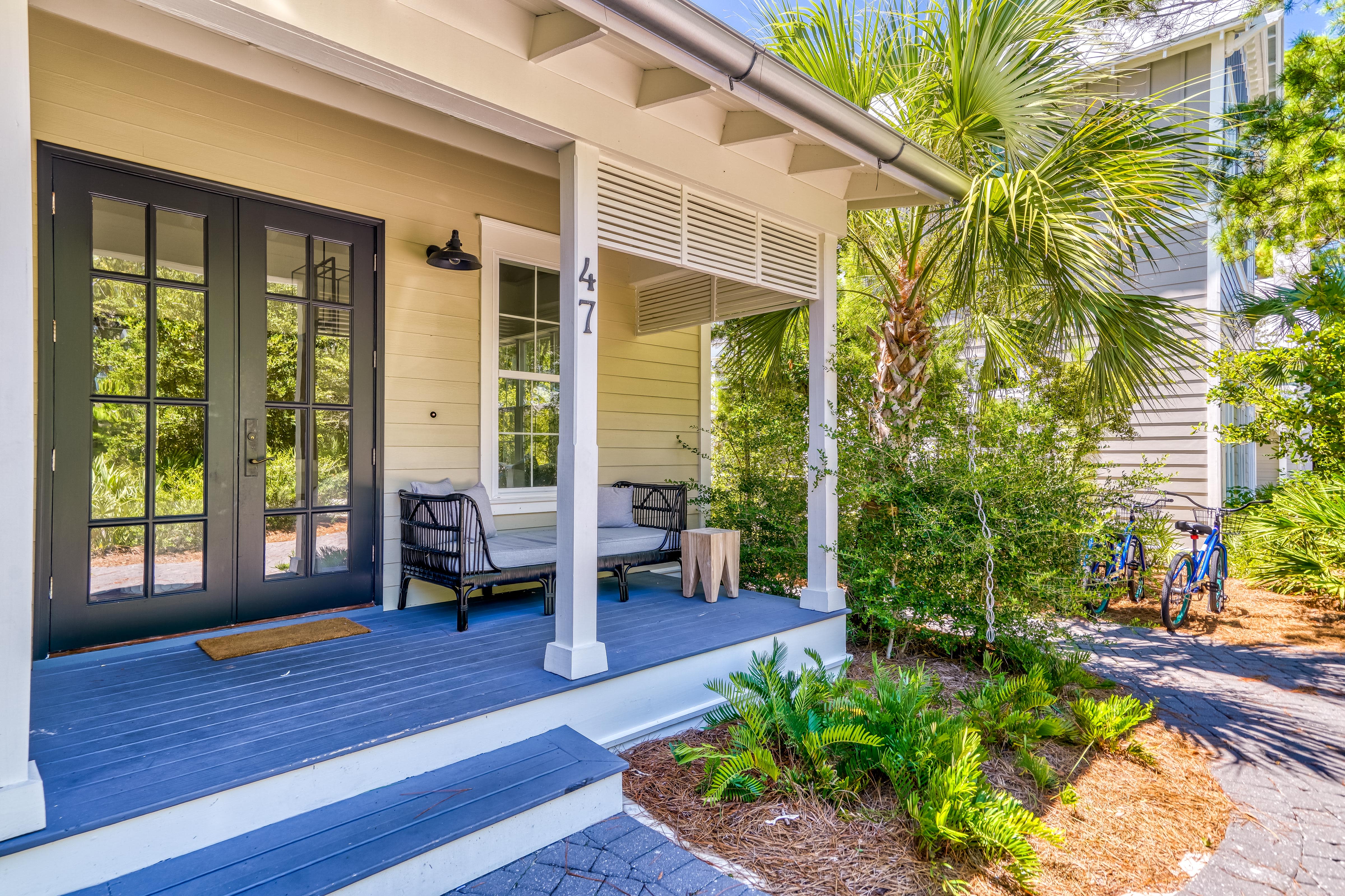 Cozy Front Porch - Perfect for Morning Coffee!