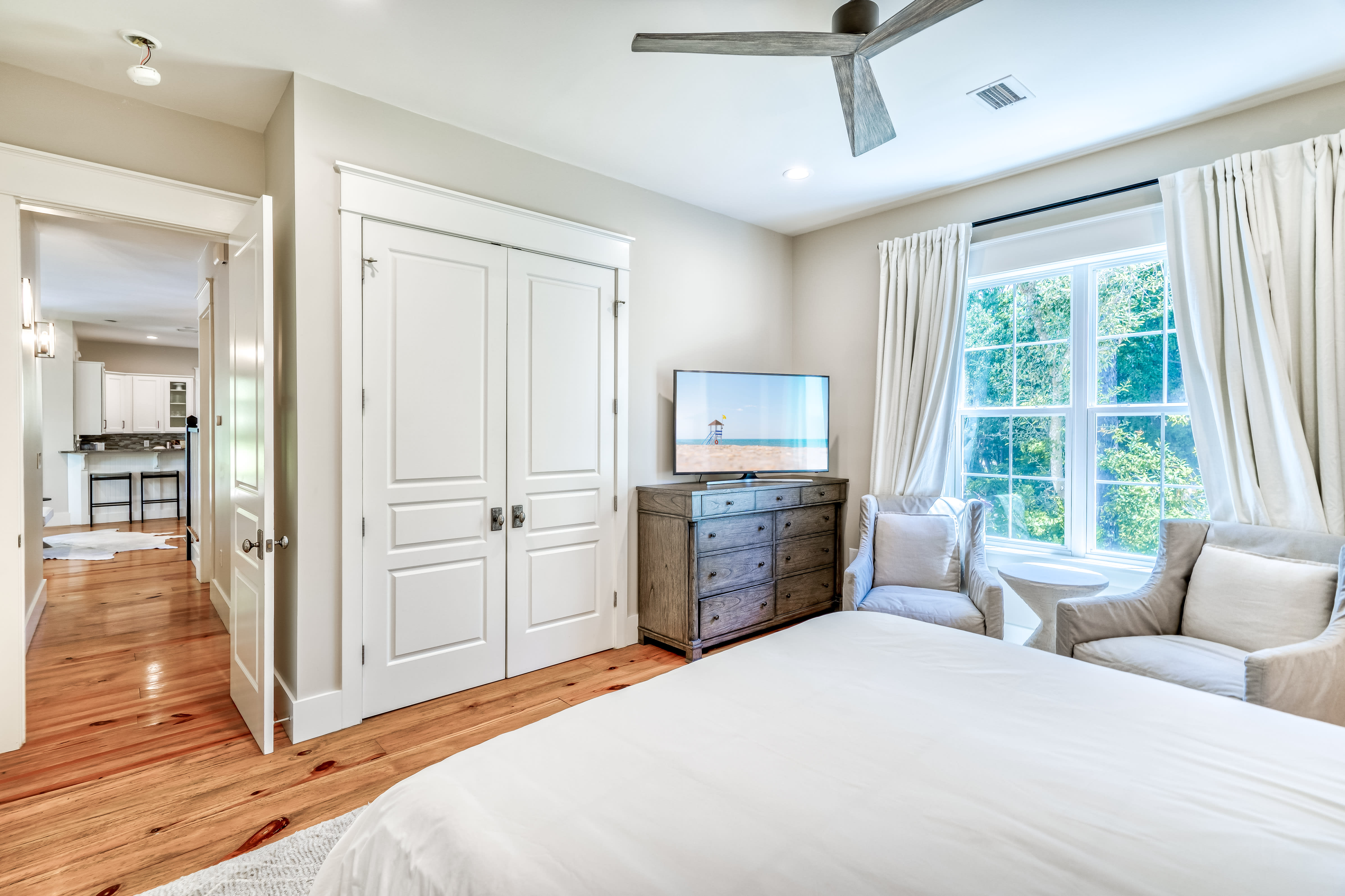 Primary King Suite - Equipped with a Flat-Screen TV & Seating Area