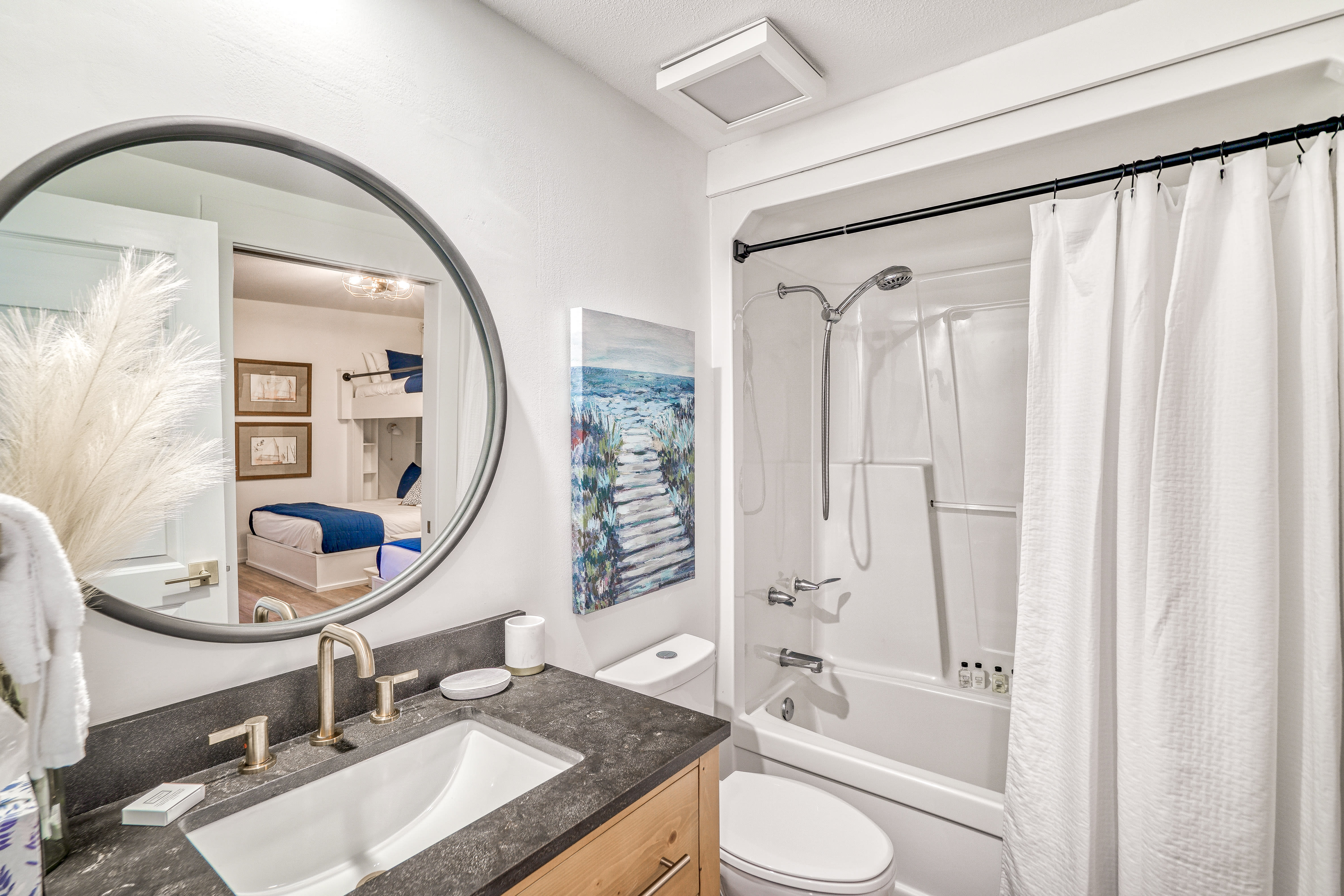 Bunk Room En-Suite - Single Vanity & Shower/Tub Combo
