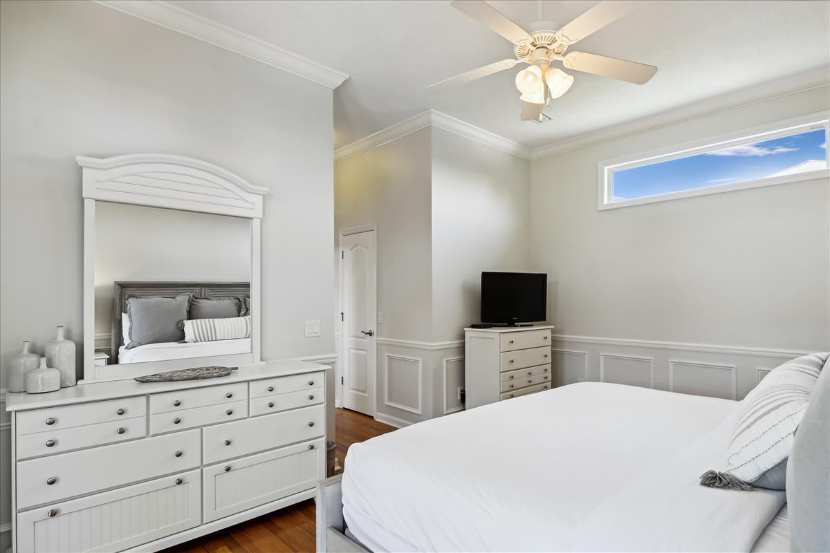 2nd Floor - Primary Suite - King Size Bed