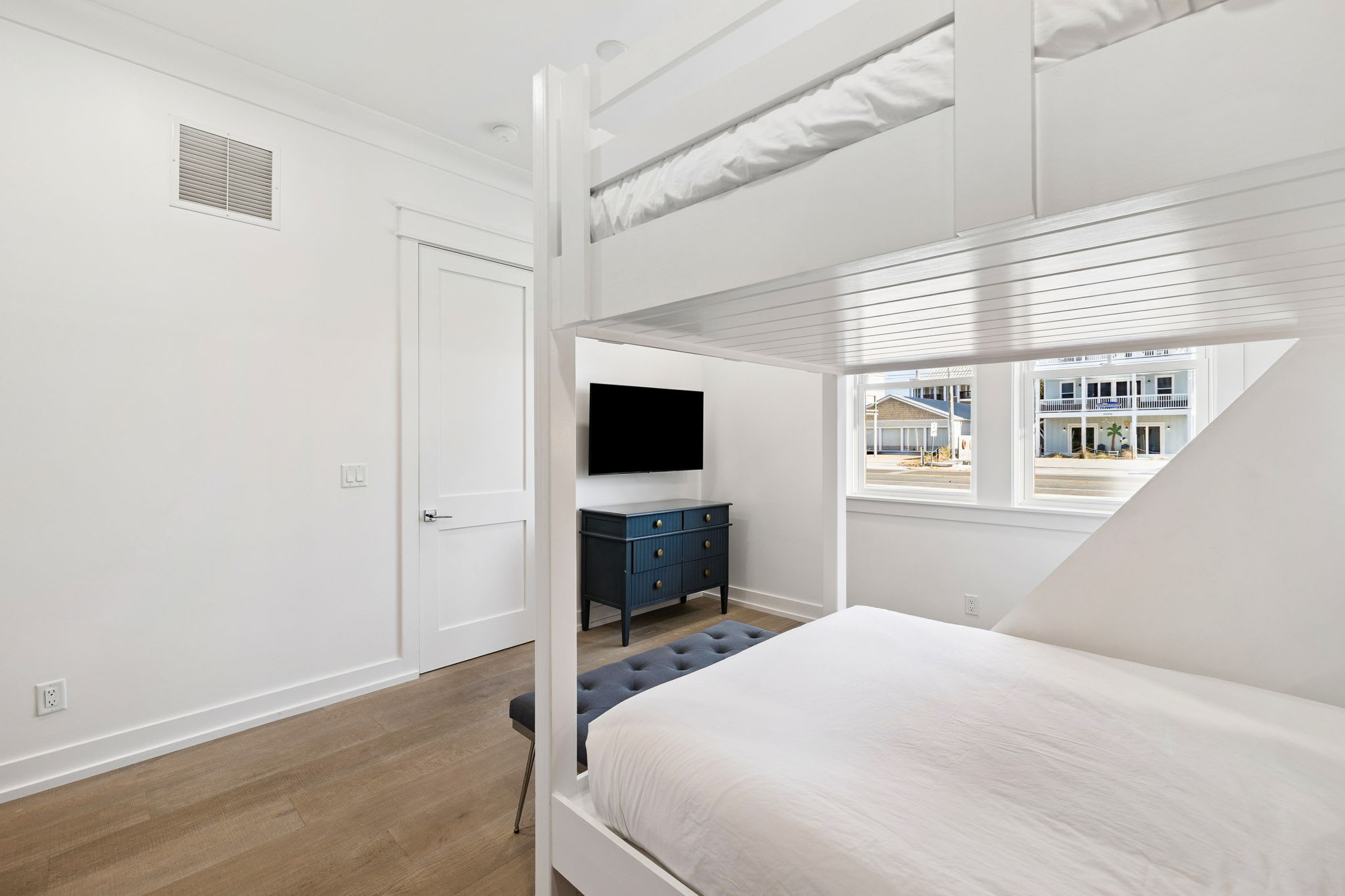 Queen Bunk Room - Equipped with a Flat-Screen TV